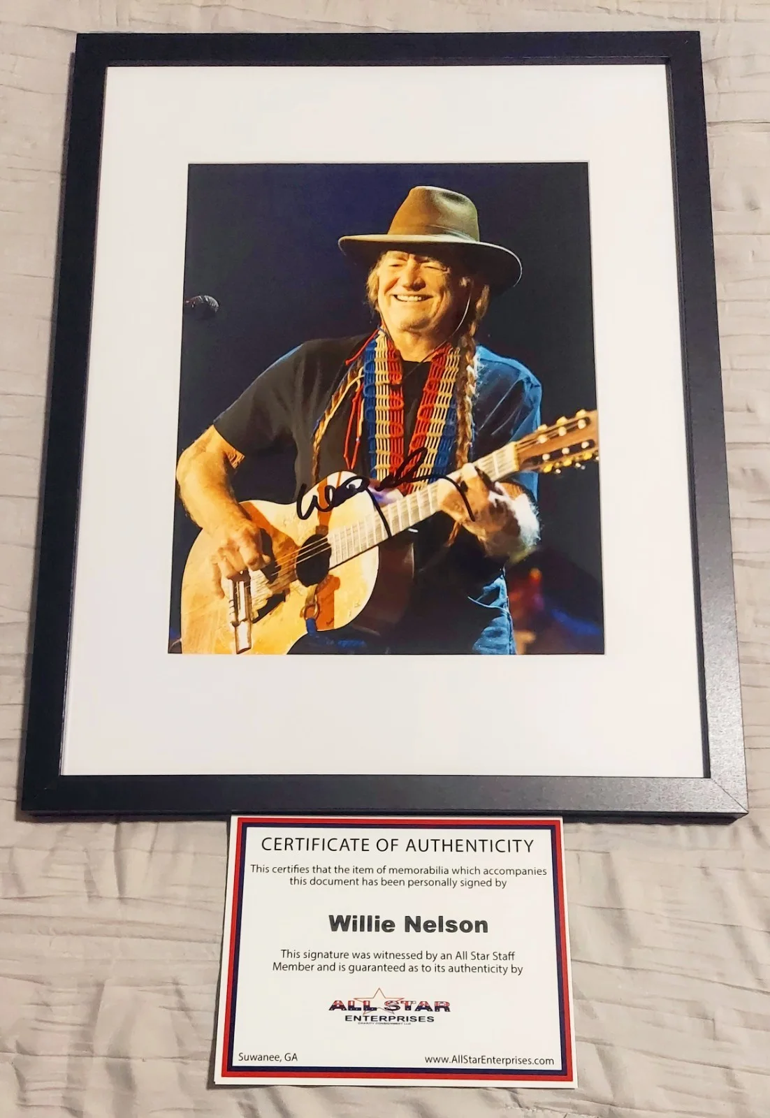 Willie Nelson Autographed 8x10 Photo Framed In 11x14 With COA, изображение 3