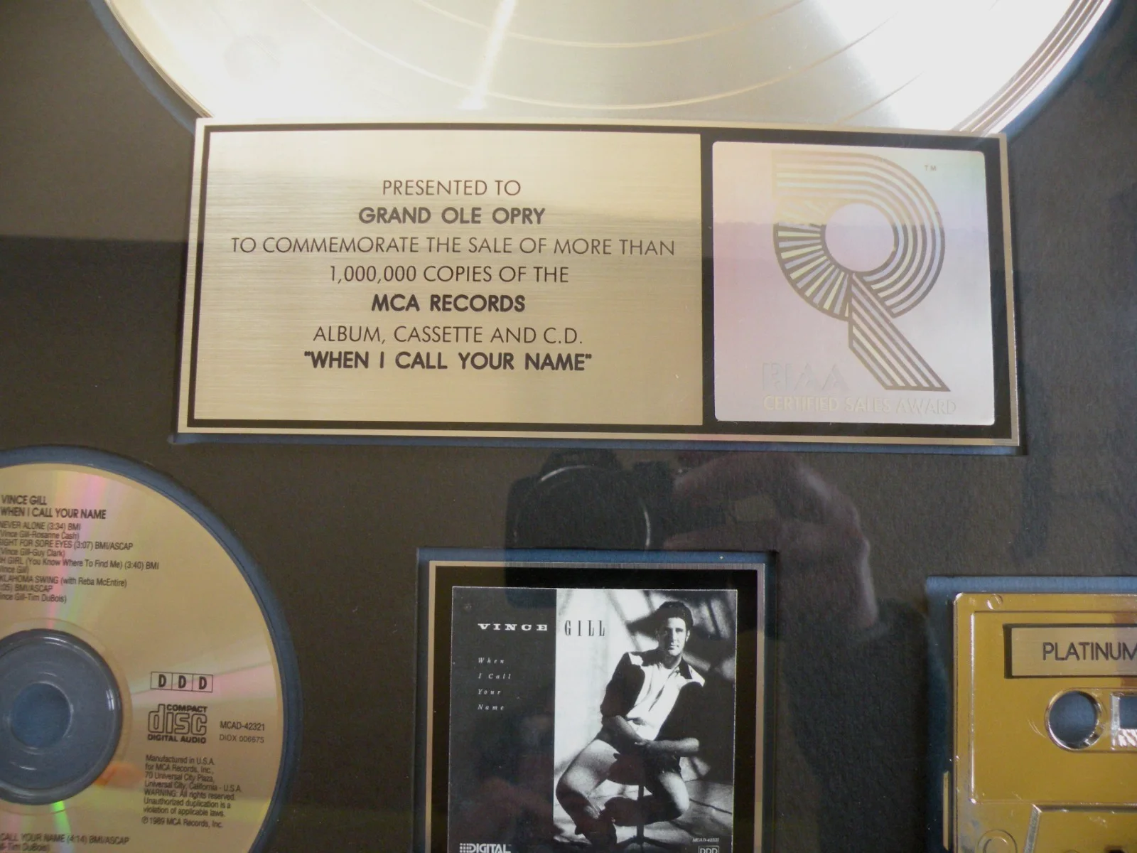 Vince Gill RIAA Platinum Record Sales Award Presented to Grand Ole Opry 21 x 17, изображение 2