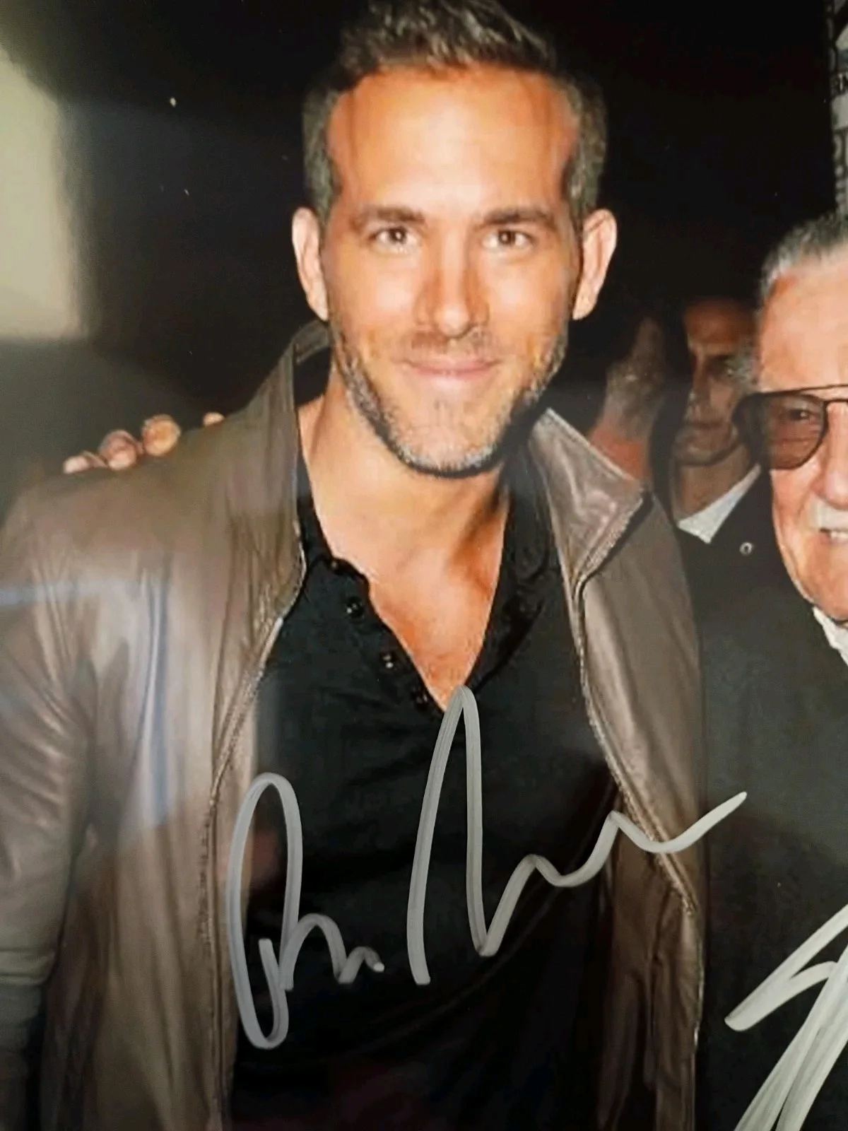 Stan Lee / Ryan Reynolds — Ryan Reynolds / Stan Lee Marvel Signed 8x10 COA Matching Numbered Sticker, image 2
