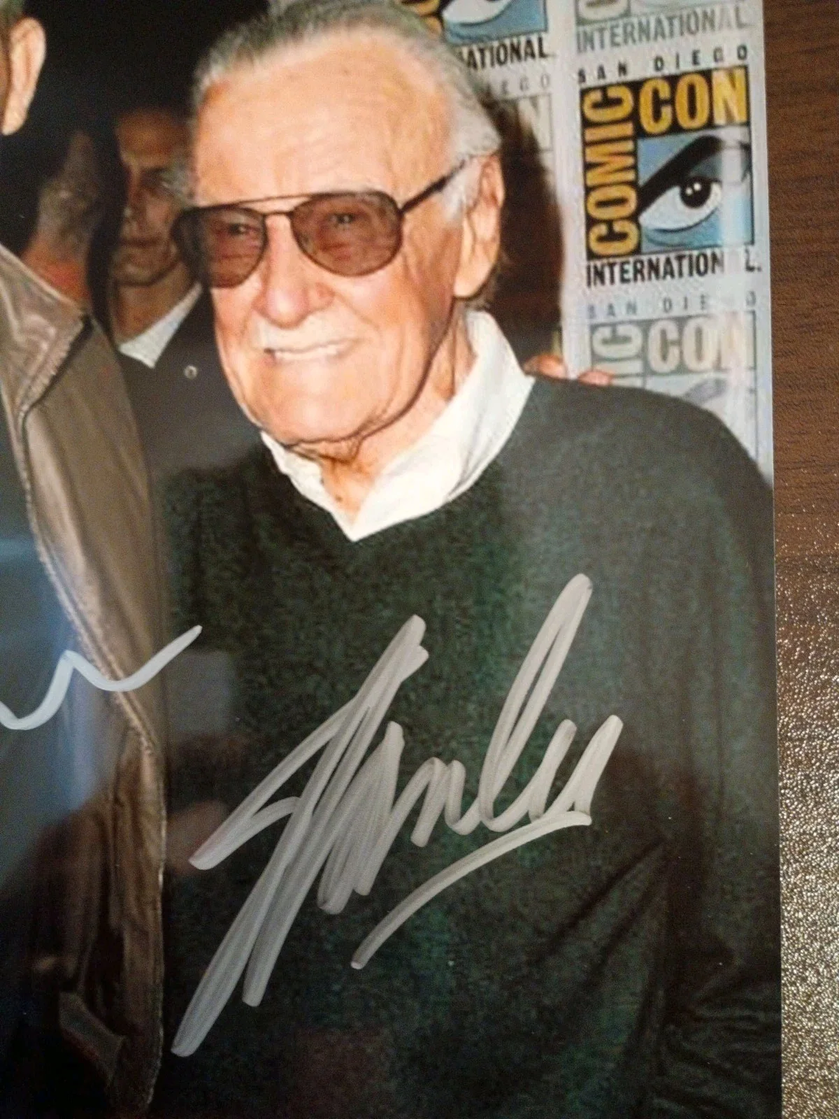 Stan Lee / Ryan Reynolds — Ryan Reynolds / Stan Lee Marvel Signed 8x10 COA Matching Numbered Sticker, image 3
