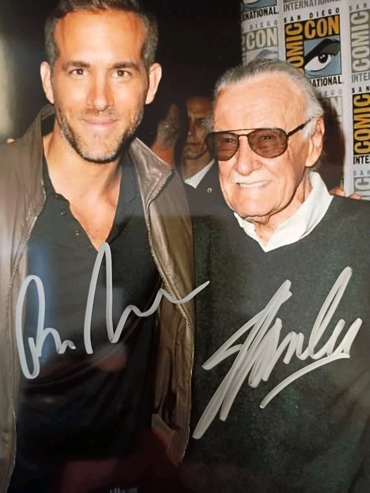 Stan Lee / Ryan Reynolds — Ryan Reynolds / Stan Lee Marvel Signed 8x10 COA Matching Numbered Sticker, image 4