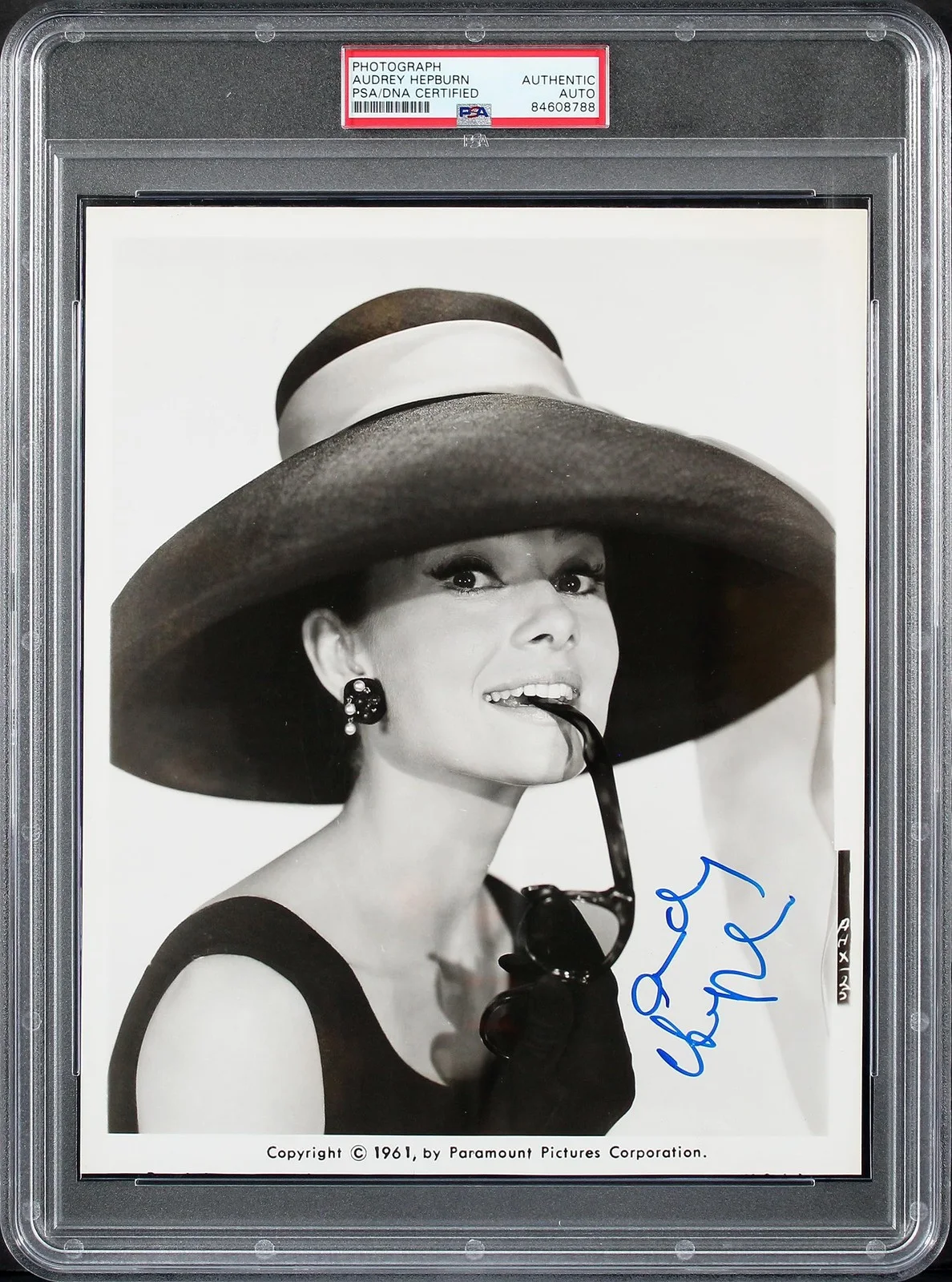 Audrey Hepburn — Audrey Hepburn Breakfast At Tiffany's Authentic Signed 8x10 Photo PSA Slabbed, изображение 4