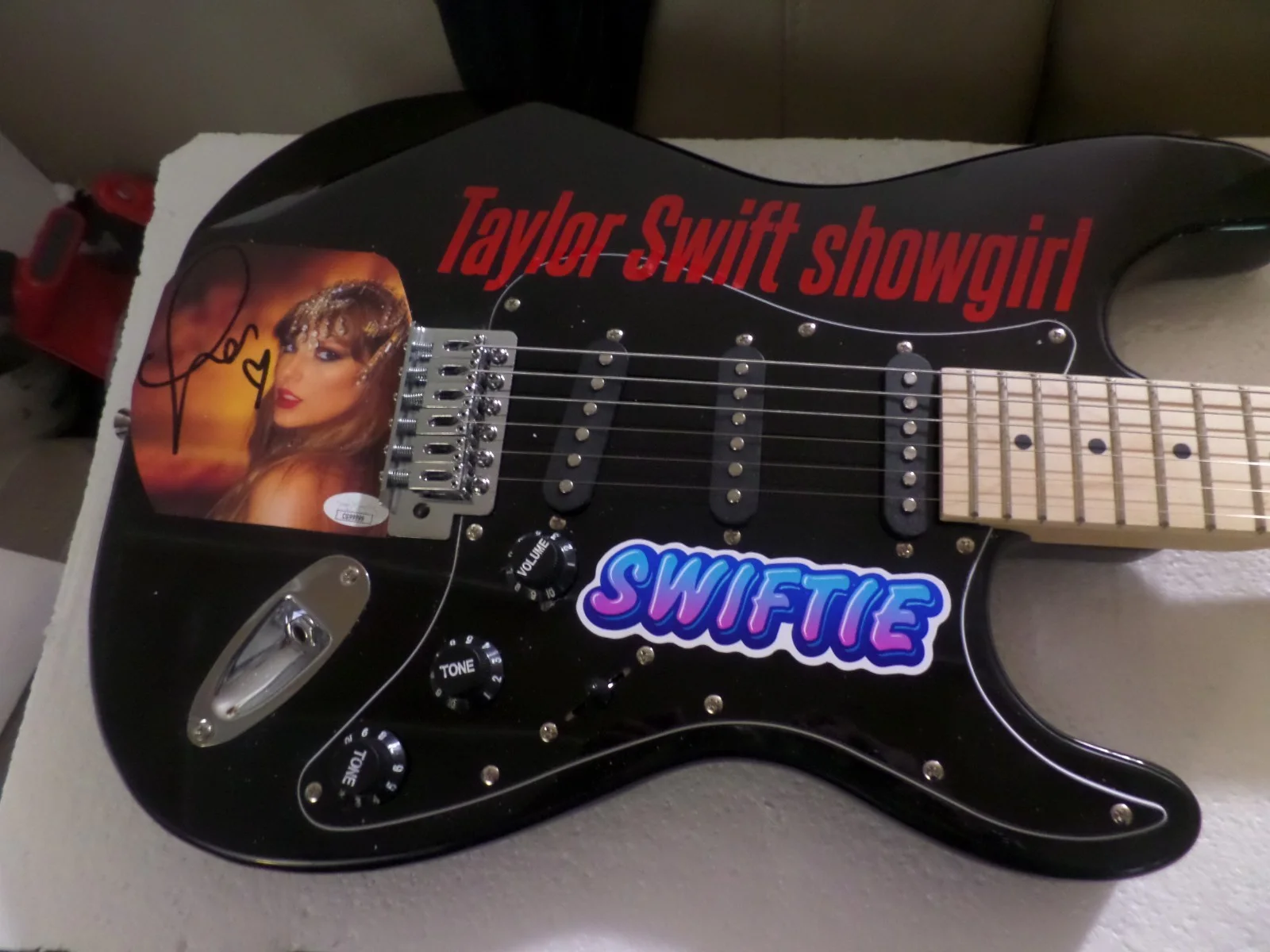 taylor swift guitar signed cd cover on a guitar see pictures coa psa, изображение 2