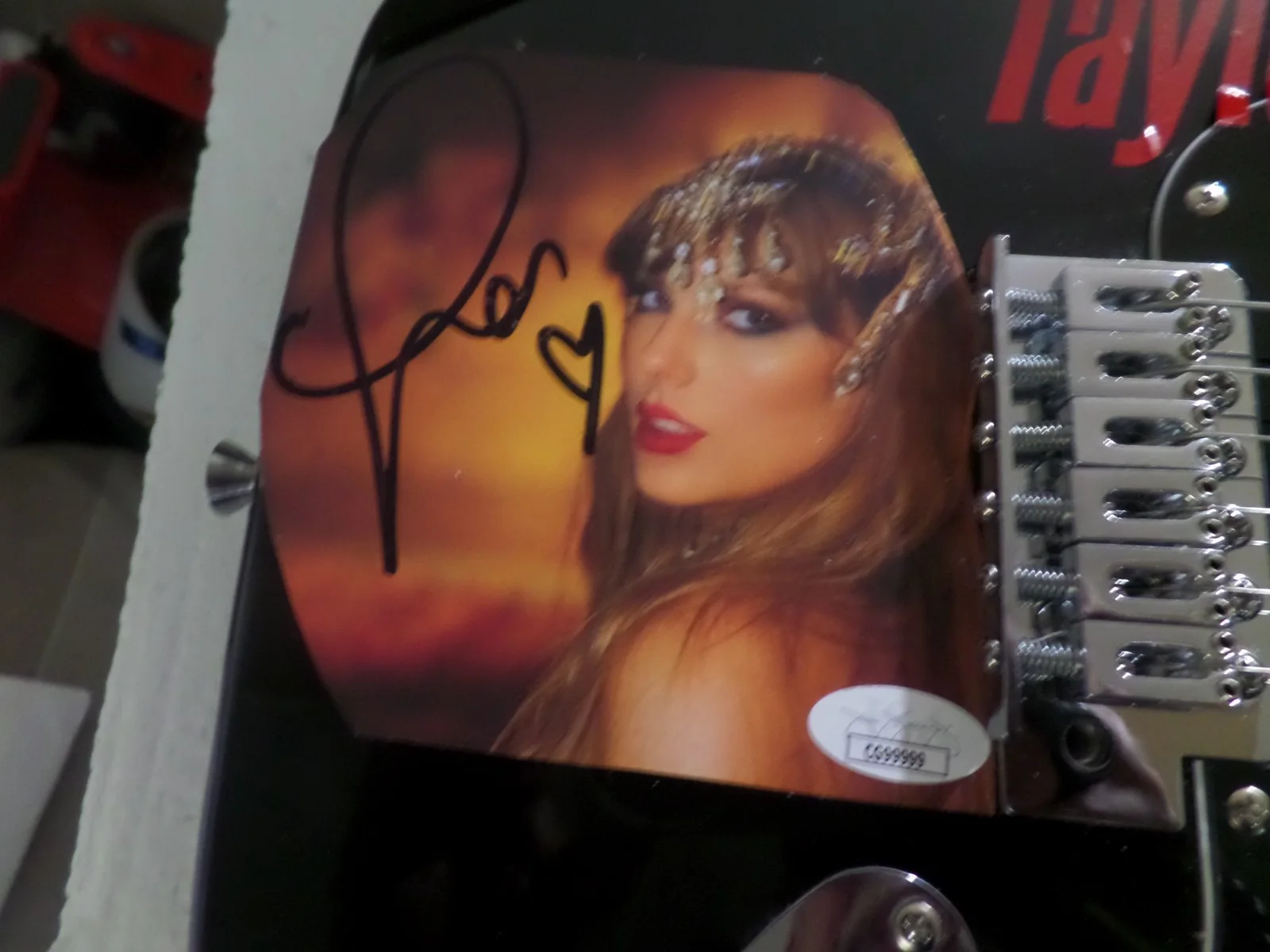taylor swift guitar signed cd cover on a guitar see pictures coa psa, изображение 3