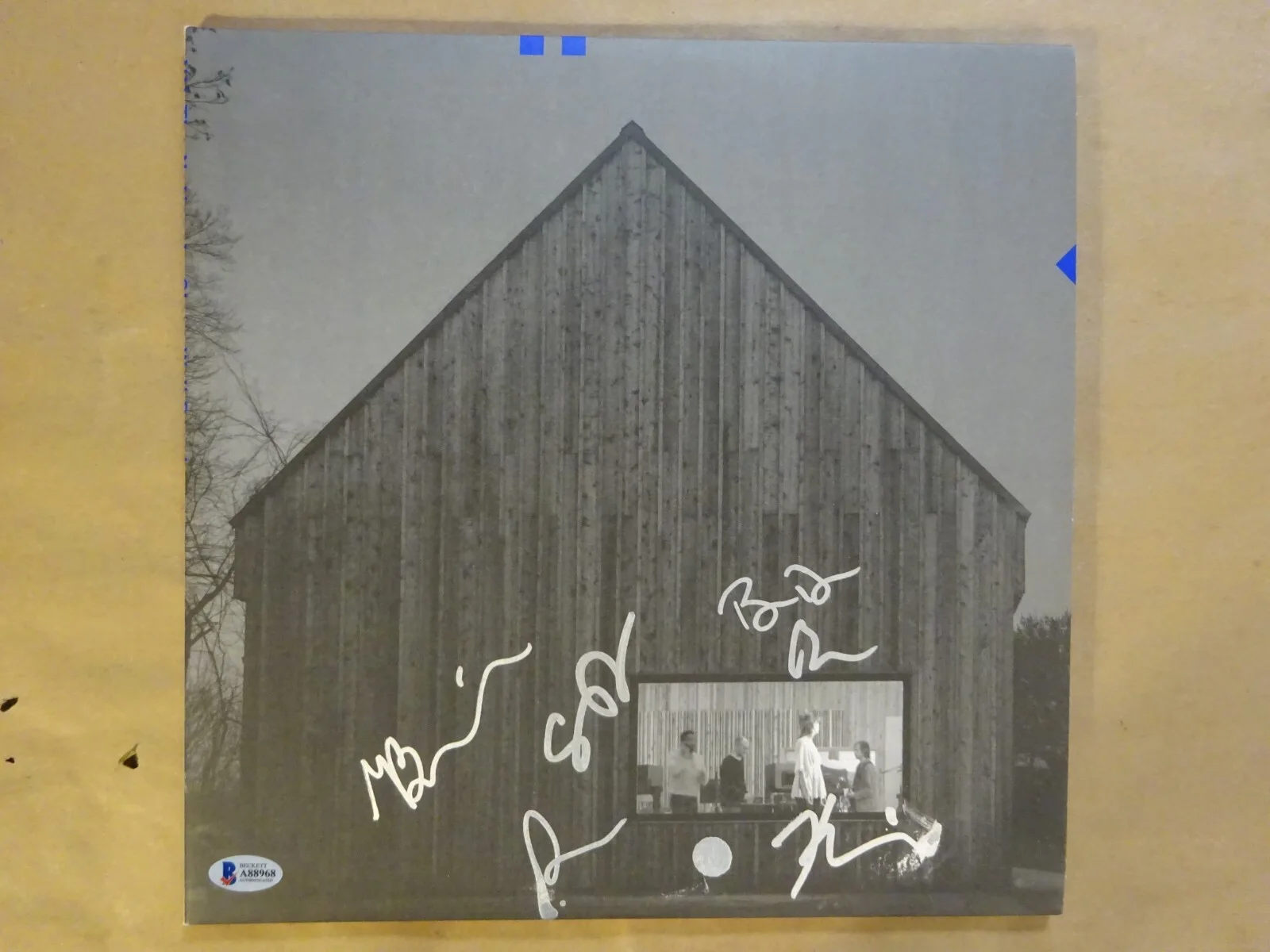 Autographed The National Band Sleep Well Beast Album Signed By 6 Beckett COA LOA, изображение 2