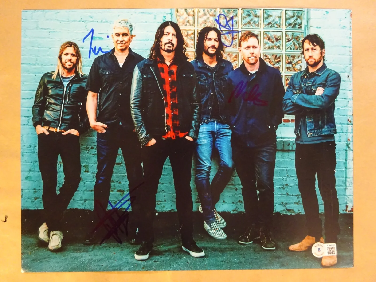 Autographed Foo Fighters 11x14 Photo Signed By 4 Beckett COA LOA Taylor Hawkins, image 2