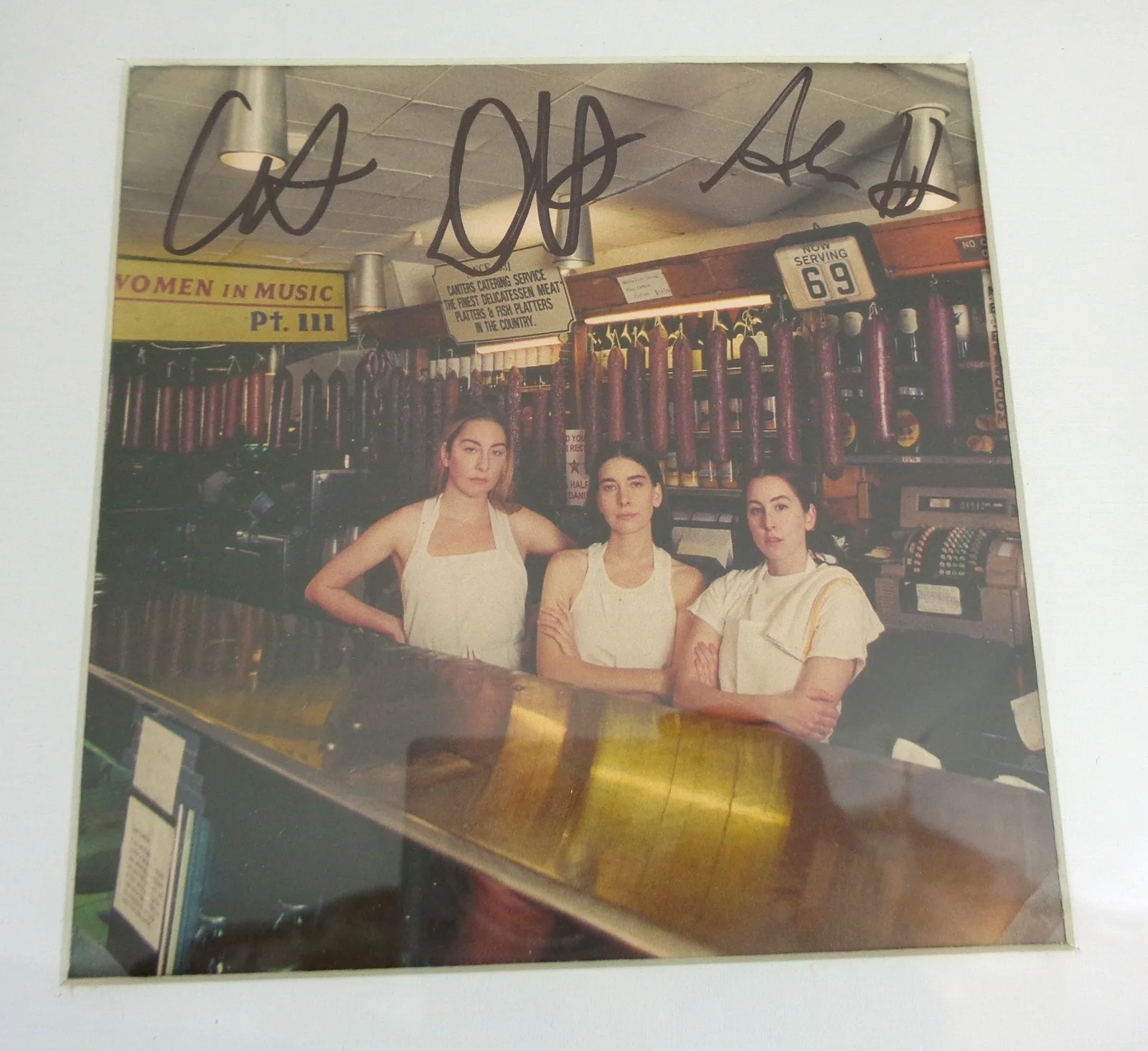 Haim — Haim Entire Band Signed Autograph Women In Music Part III CD Framed PSA/DNA COA, изображение 2