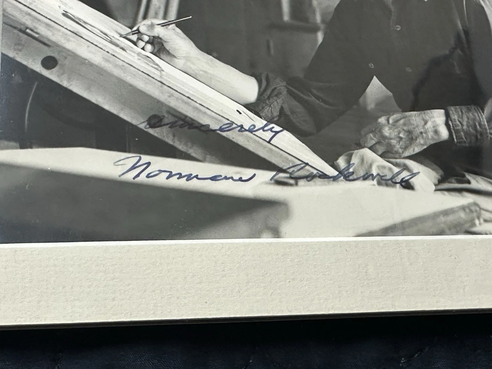 Norman Rockwell, "Autographed" (JSA) Deluxe Matted Signed Photo (Scarce), изображение 2
