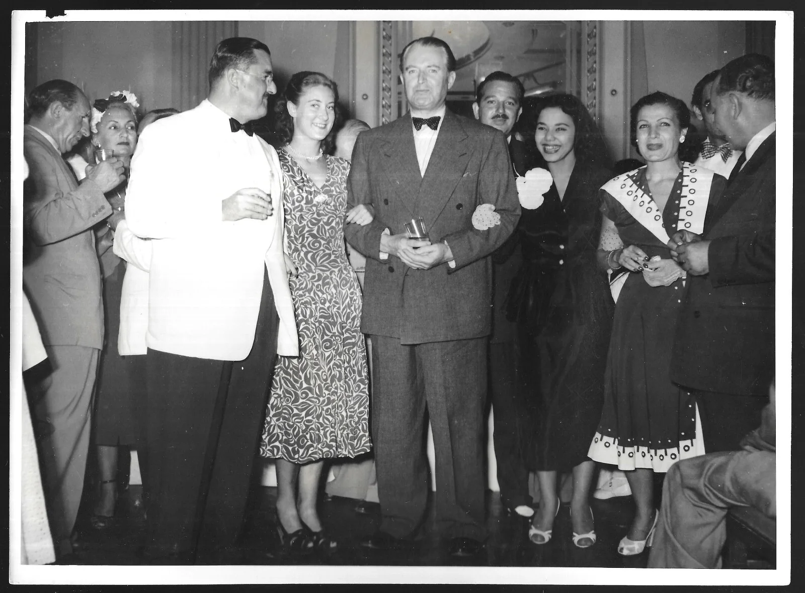 Photo British Actor Jack Warner Visiting Egypt Women Rachad El Koussy, image 2