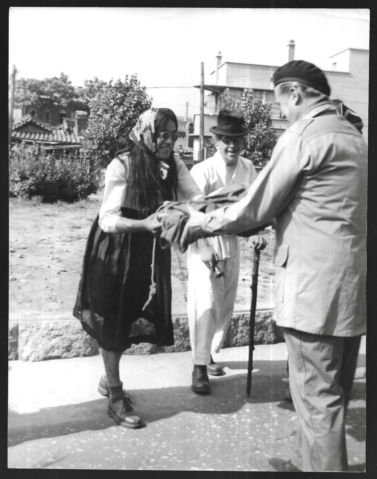 Photo British Actor Jack Warner Visiting Korea Korean War Local People 1951, image 2