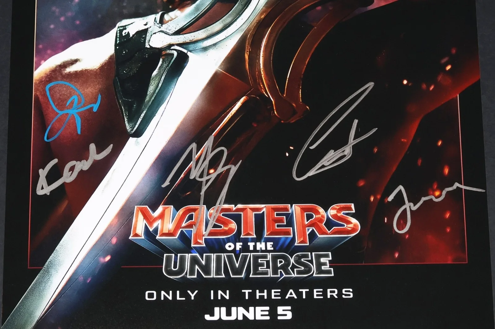 Nicholas Galitzine — 5X CAST SIGNED Masters of the Universe 12x18 Photo NICHOLAS GALITZINE He-Man 26', изображение 2