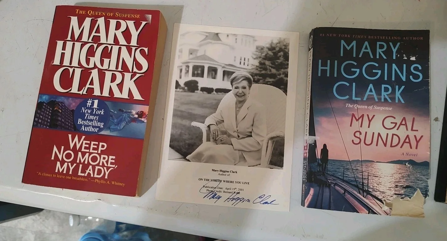 Mary Higgins Clark — Lot Of Three Mary Higgins Clark Author signed photo And 2 Vintage Paperbacks, изображение 2