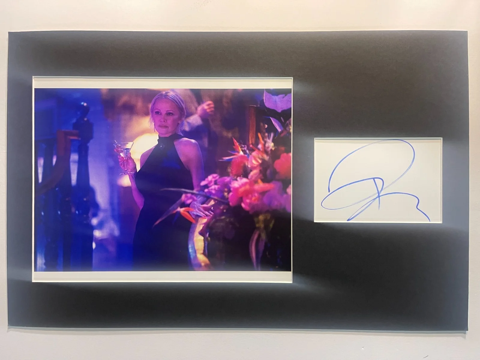 PAMELA ANDERSON — Pamela Anderson The Naked Gun matted signed index card with photo 11x17 #3