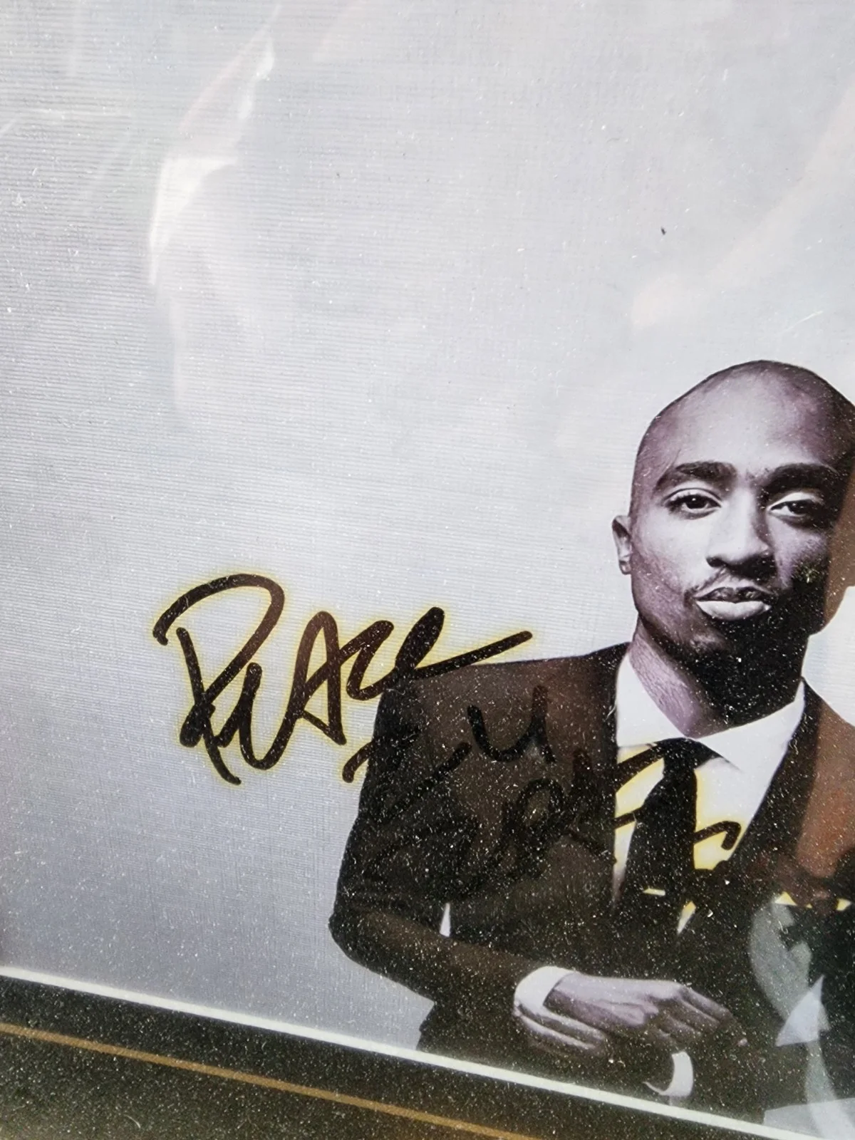 Tupac shakur signed black and white eight by ten matted deluxe framed, изображение 3