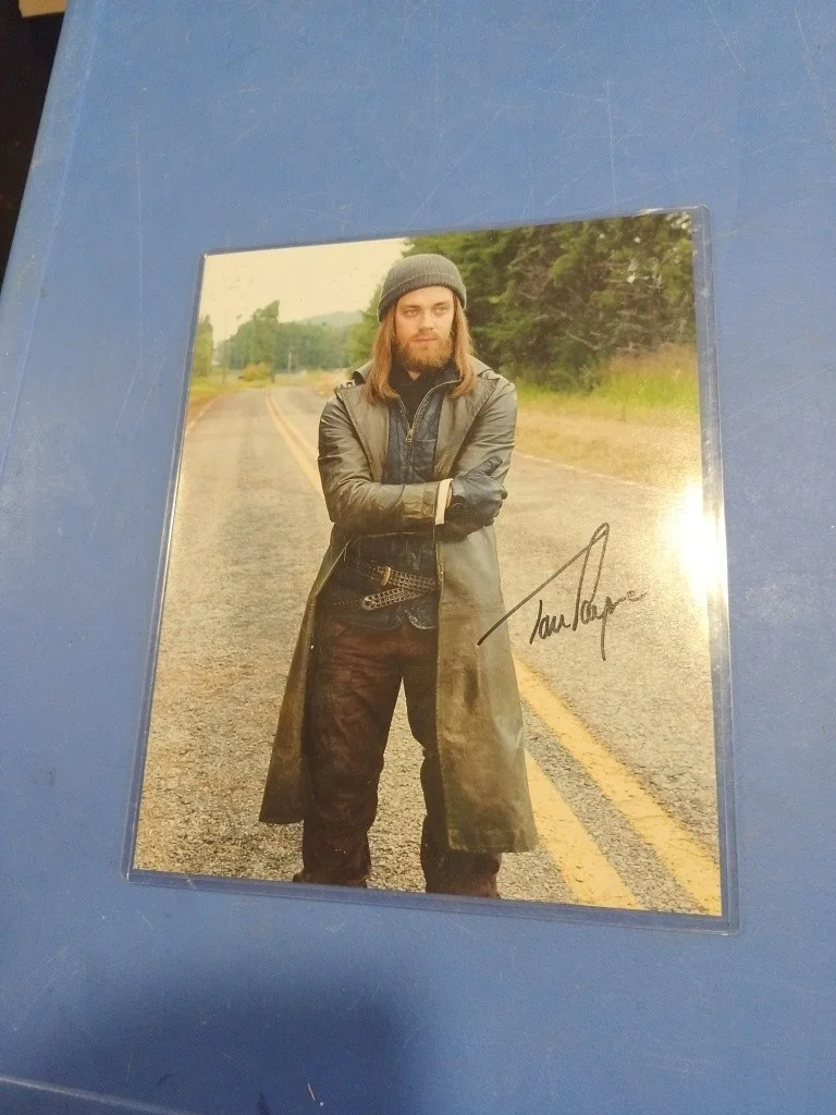 Tom Payne — TOM PAYNE signed autographed 8x10 THE WALKING DEAD JESUS photo