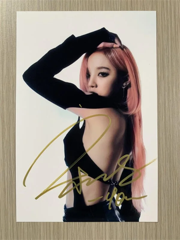 6" 宋雨琦/Song Yuqi Hand Signed Autographed Photo Autographs Collection Original, image 4