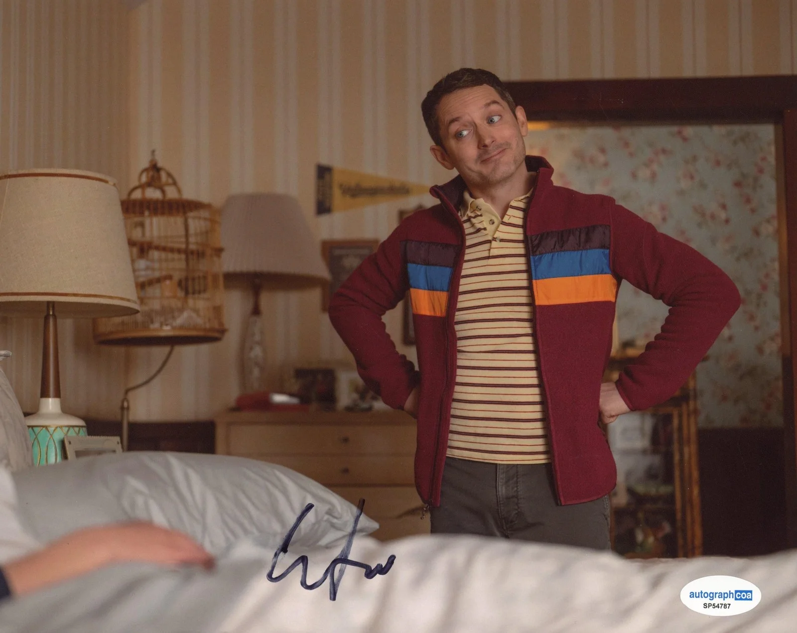 Elijah Wood — Elijah Wood "Yellowjackets" AUTOGRAPH Signed 'Walter' 8x10 Photo ACOA, image 2