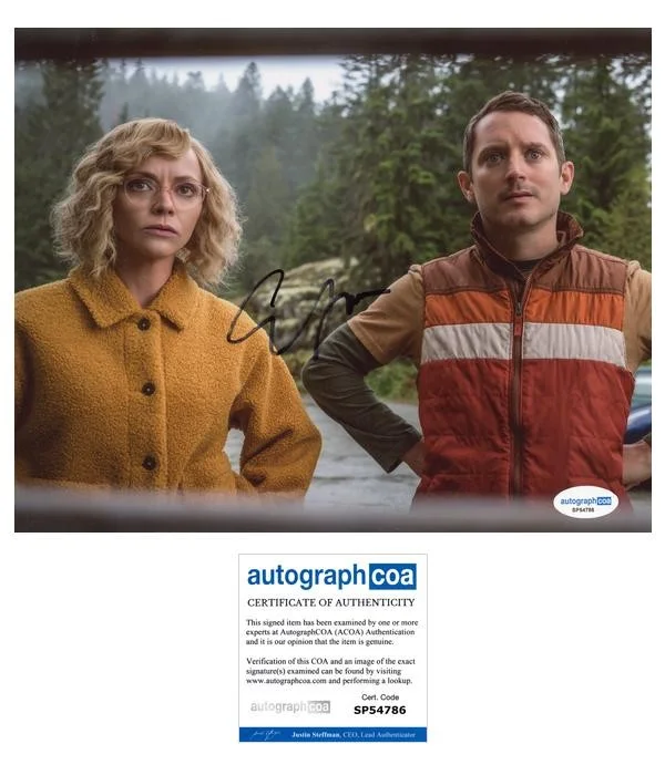 Elijah Wood — Elijah Wood "Yellowjackets" AUTOGRAPH Signed 'Walter' 8x10 Photo B ACOA