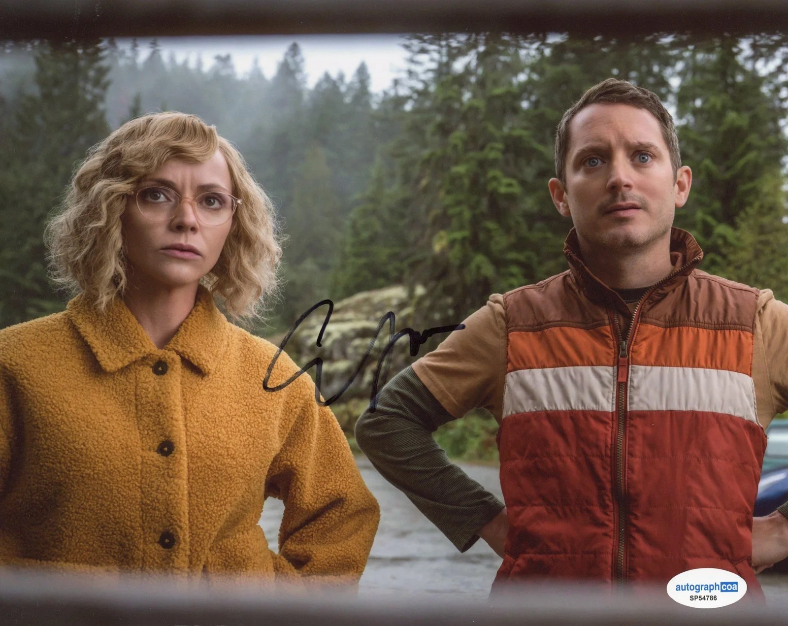 Elijah Wood — Elijah Wood "Yellowjackets" AUTOGRAPH Signed 'Walter' 8x10 Photo B ACOA, изображение 2