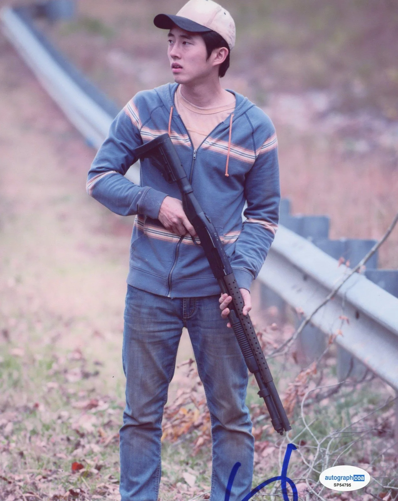 Steven Yeun — Steven Yeun "The Walking Dead" AUTOGRAPH Signed 'Glenn Rhee' 8x10 Photo ACOA, image 2