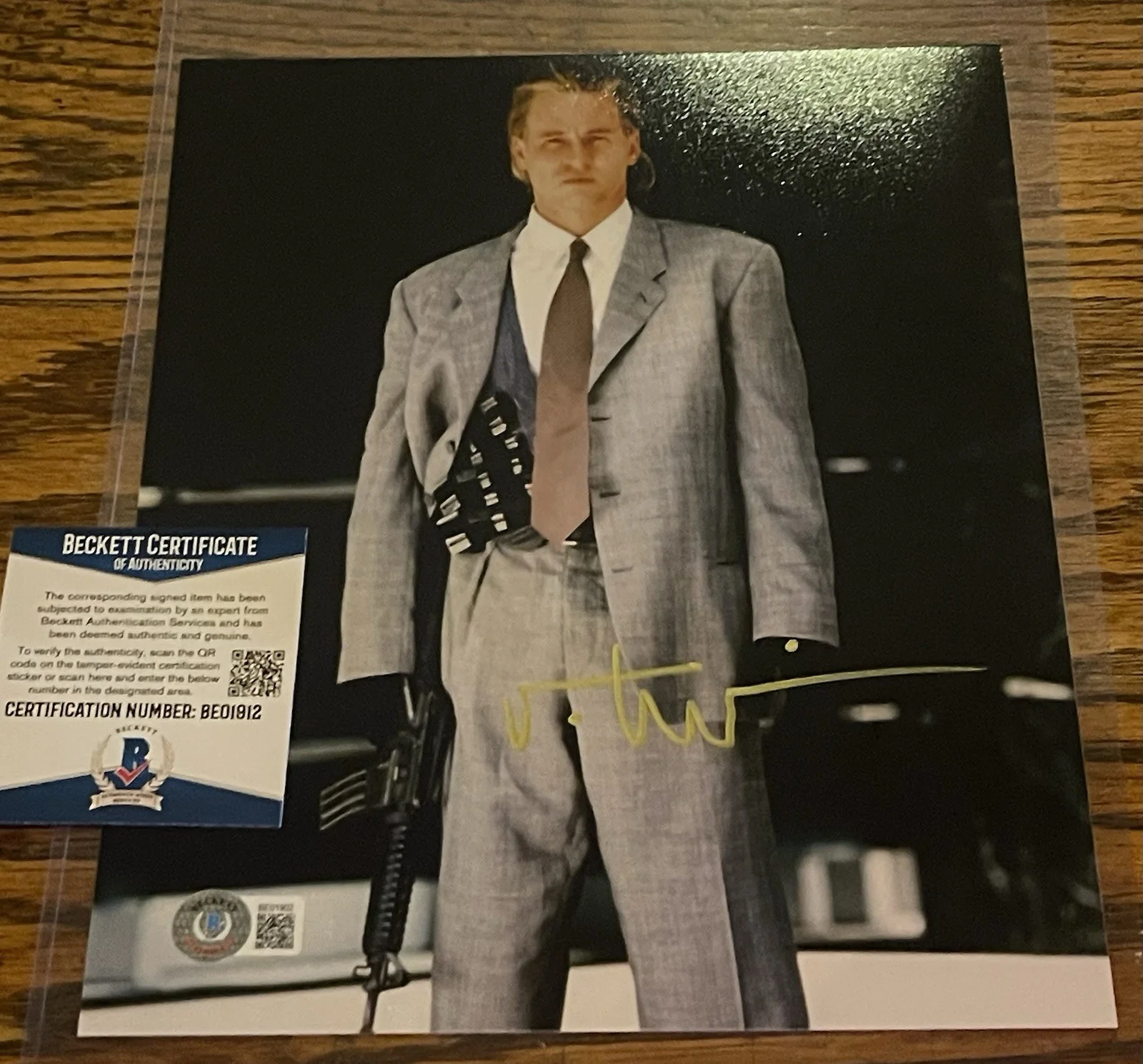 Val Kilmer — BAS COA VAL KILMER SIGNED 8x10 “HEAT” PHOTO BECKETT
