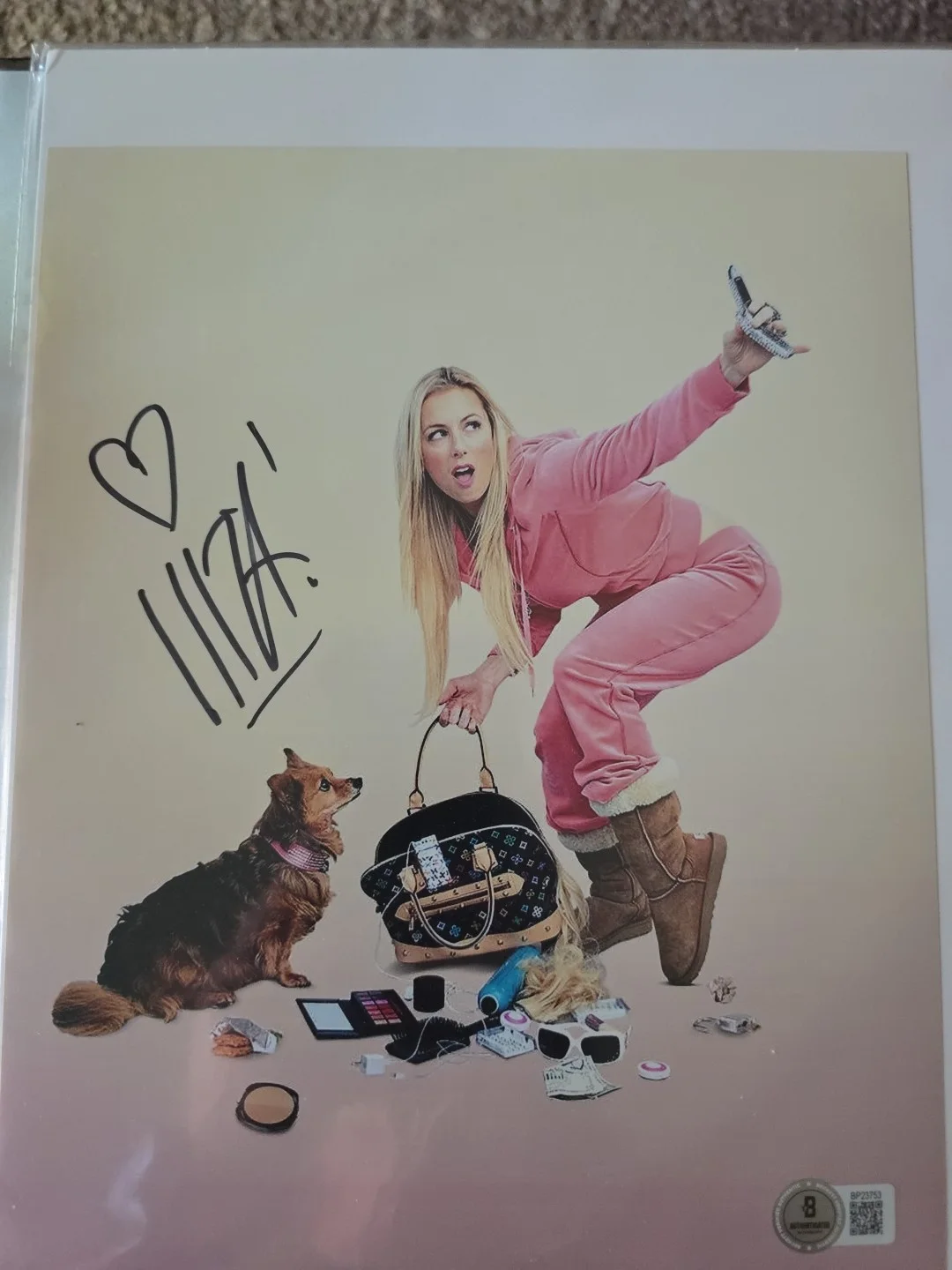 Iliza Shlesinger — Iliza Shlesinger 8x10 Autographed Photo Beckett COA, изображение 2