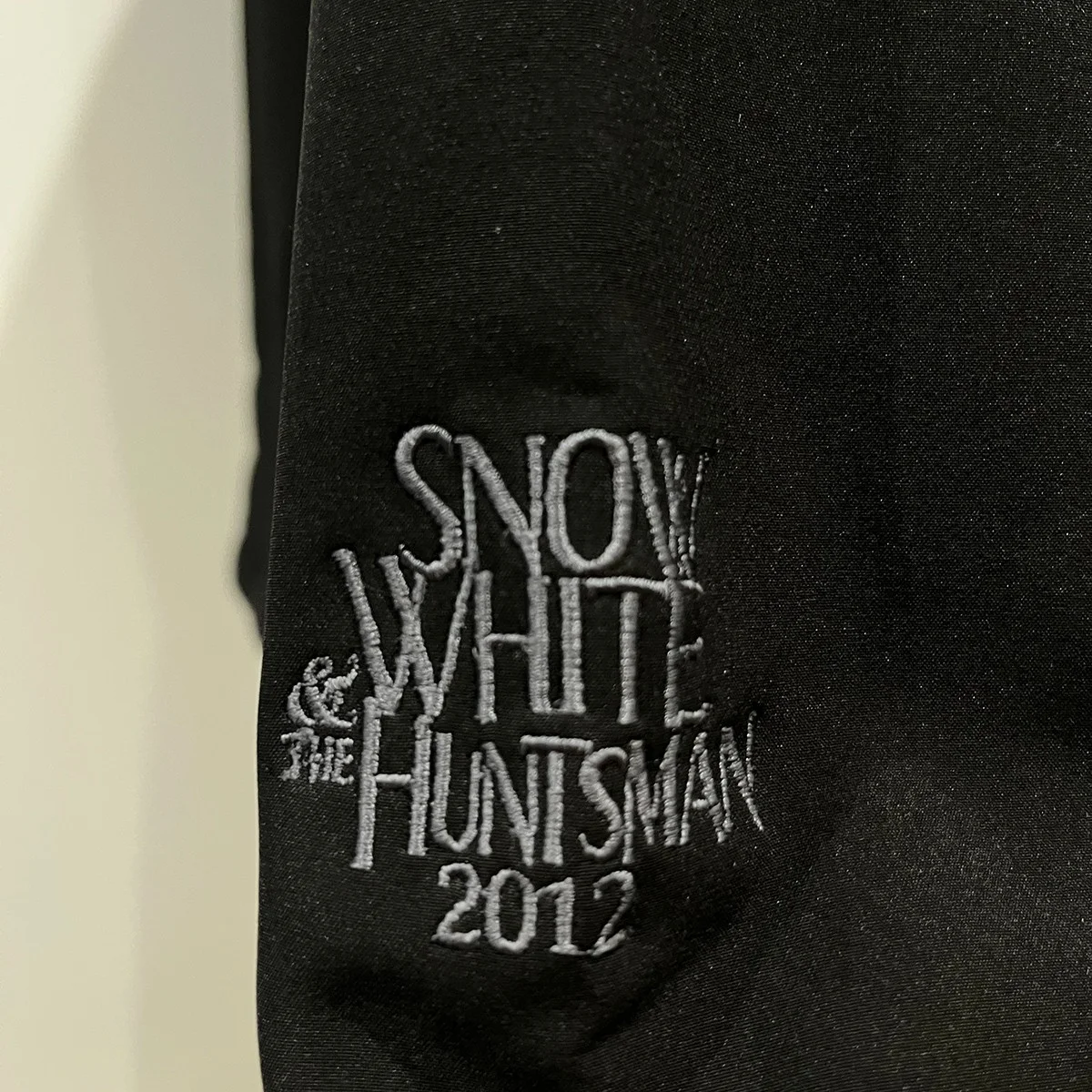 SNOW WHITE AND THE HUNTSMAN Cast & Crew Jacket Movie Film Production Gift L, изображение 2