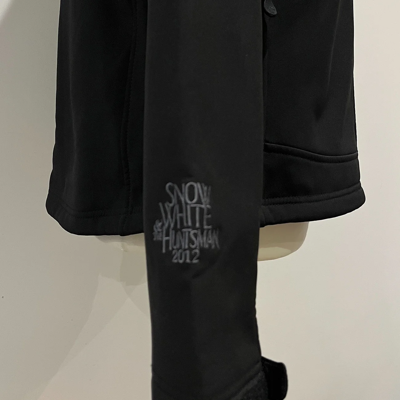 SNOW WHITE AND THE HUNTSMAN Cast & Crew Jacket Movie Film Production Gift L, изображение 3