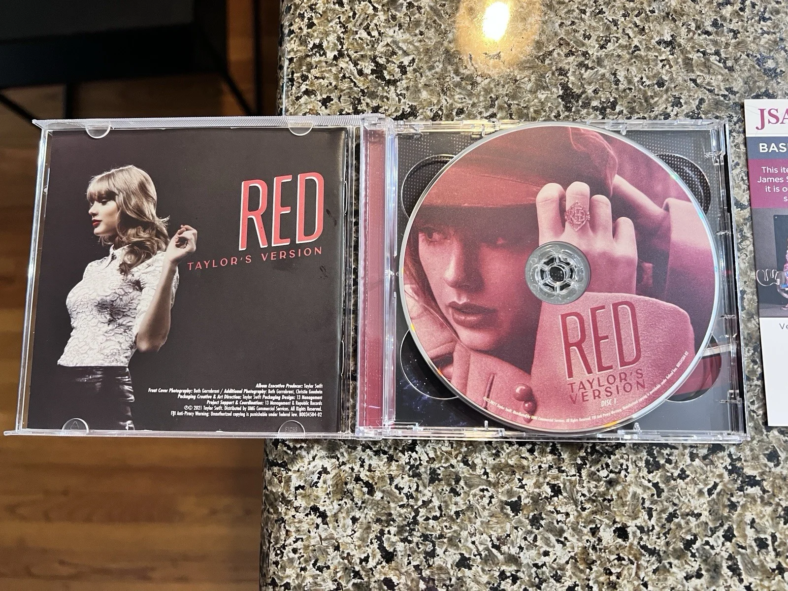Taylor Swift Signed Autograph CD, JSA COA, изображение 2