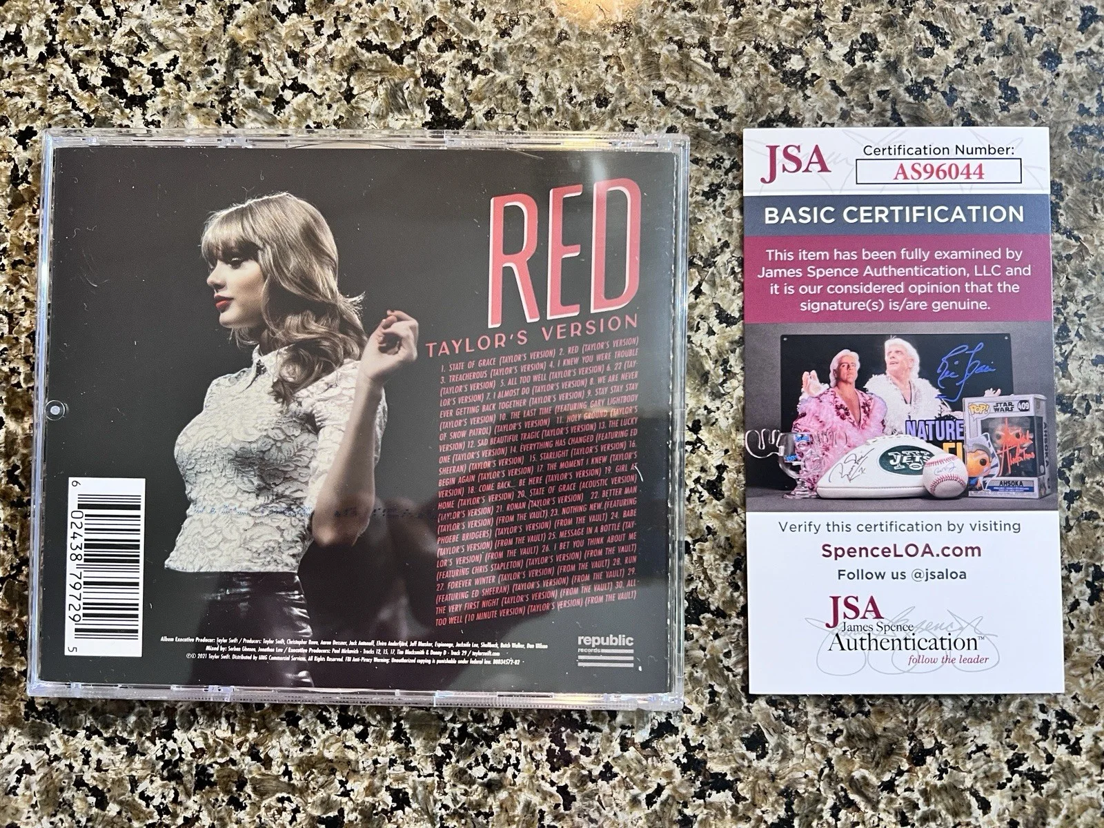 Taylor Swift Signed Autograph CD, JSA COA, изображение 3