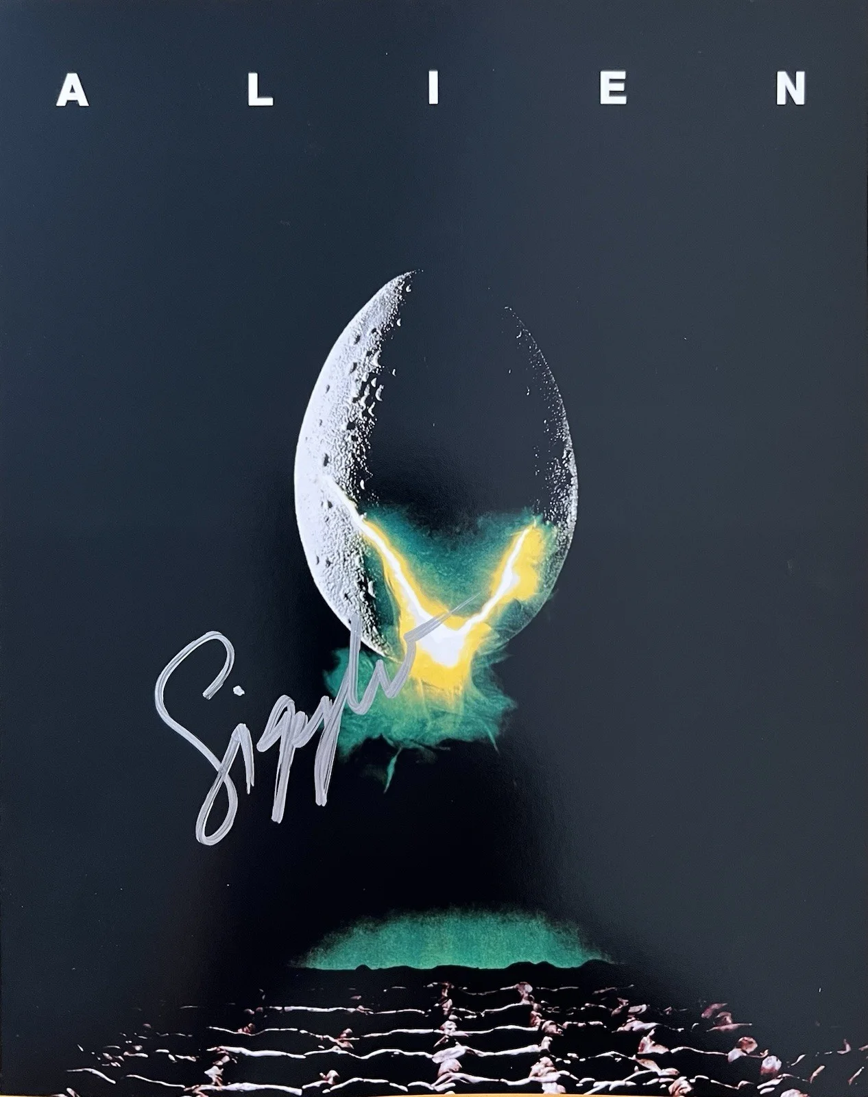 Sigourney Weaver — Sigourney Weaver Signed Photo with COA Autograph 8x10 ALIEN Ellen Ripley Aliens