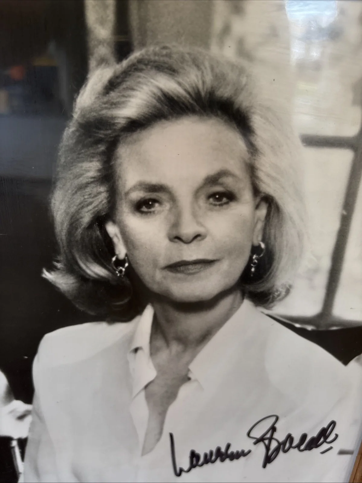Lauren Bacall — Lauren Bacall Golden Age Actress Autographed 8x10 B&W in Wood Frame, image 3