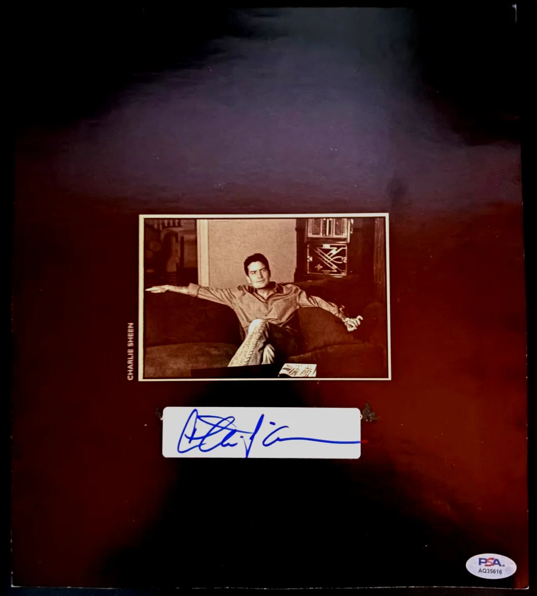 Charlie Sheen — CHARLIE SHEEN SIGNED AUTOGRAPH 11X14 PHOTO RARE MAJOR LEAGUE 2 HALF MEN PSA COA, изображение 2