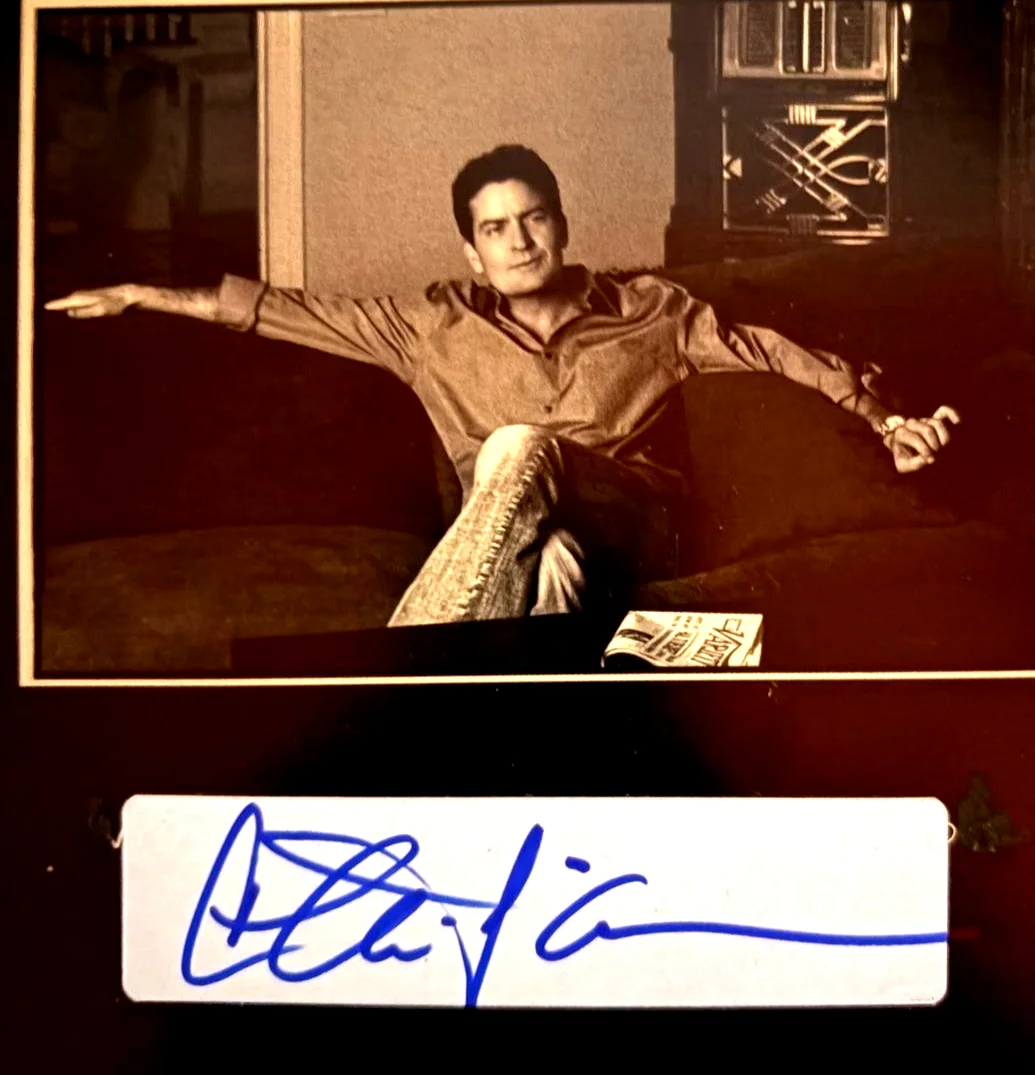 Charlie Sheen — CHARLIE SHEEN SIGNED AUTOGRAPH 11X14 PHOTO RARE MAJOR LEAGUE 2 HALF MEN PSA COA, изображение 3