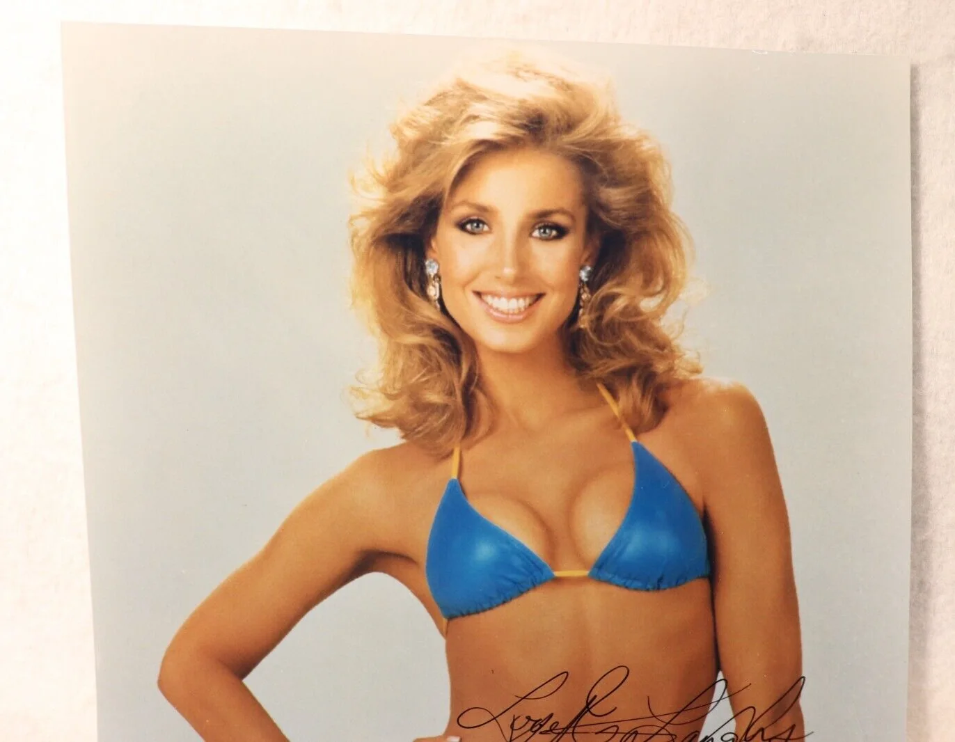 HEATHER THOMAS — AUTOGRAPHED HEATHER THOMAS 8 X 10 COLORED GLOSSY PICTURE IN A BIKINI SIGNED, image 2