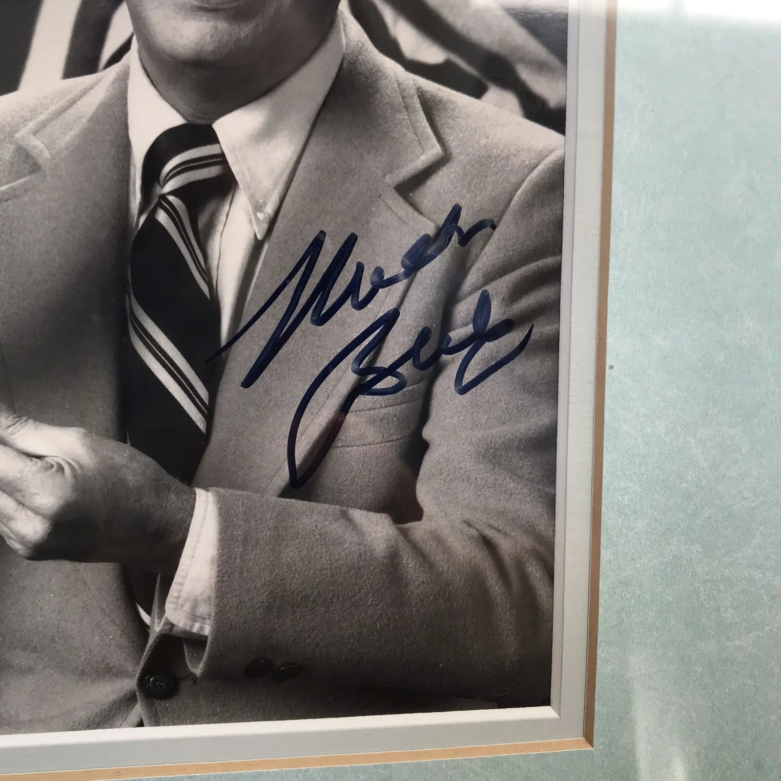 Milton Berle Autograph Framed Photo Comedy Comedian Walt Disney World Co 13x17, изображение 2