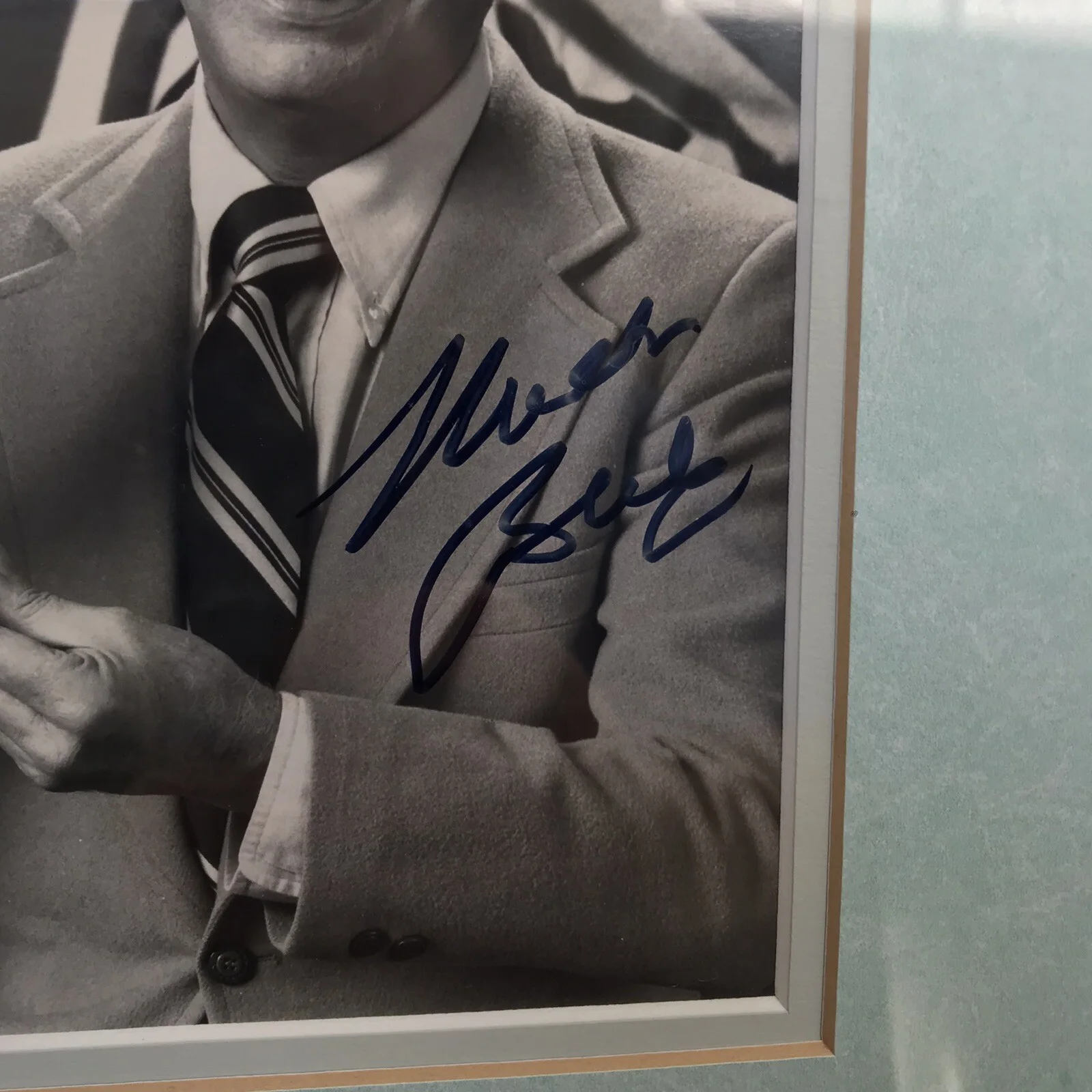 Milton Berle Autograph Framed Photo Comedy Comedian Walt Disney World Co 13x17, изображение 3