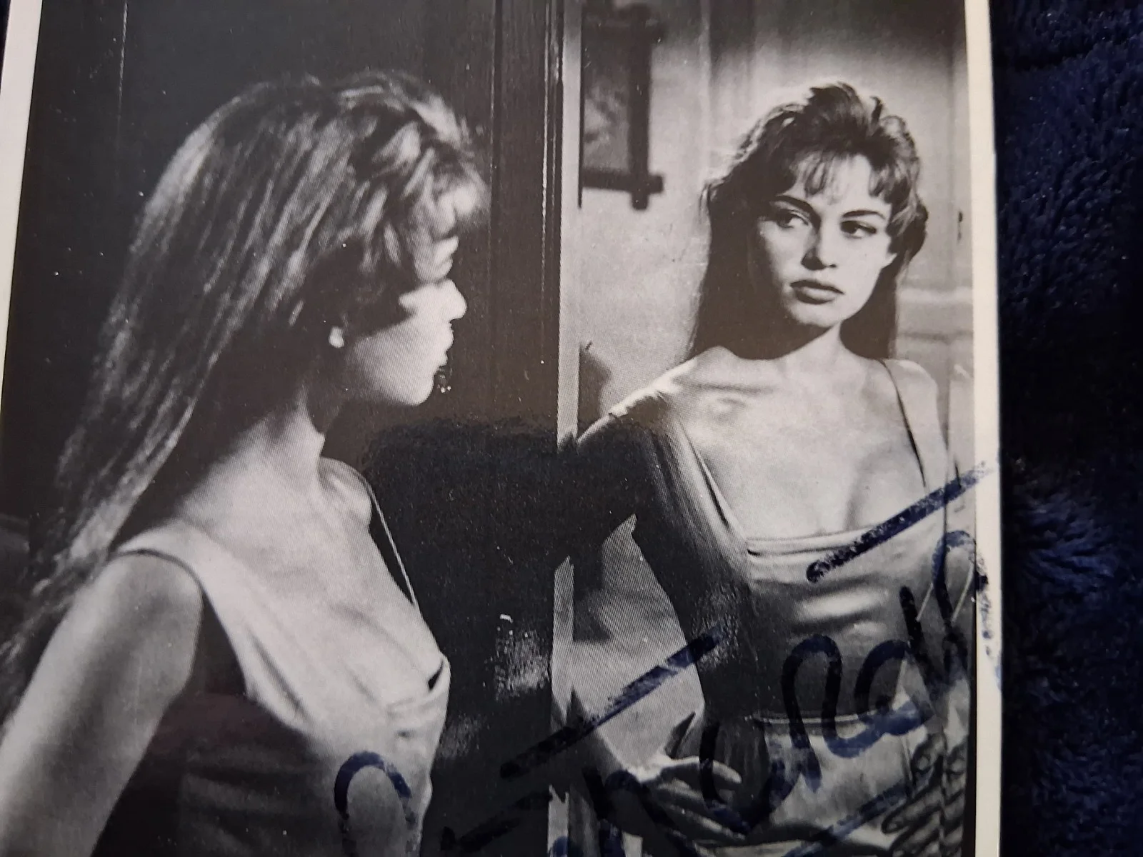 Brigitte Bardot — Brigitte Bardot signed postcard 4"x6" image The Light Across the Street, 1956, изображение 2