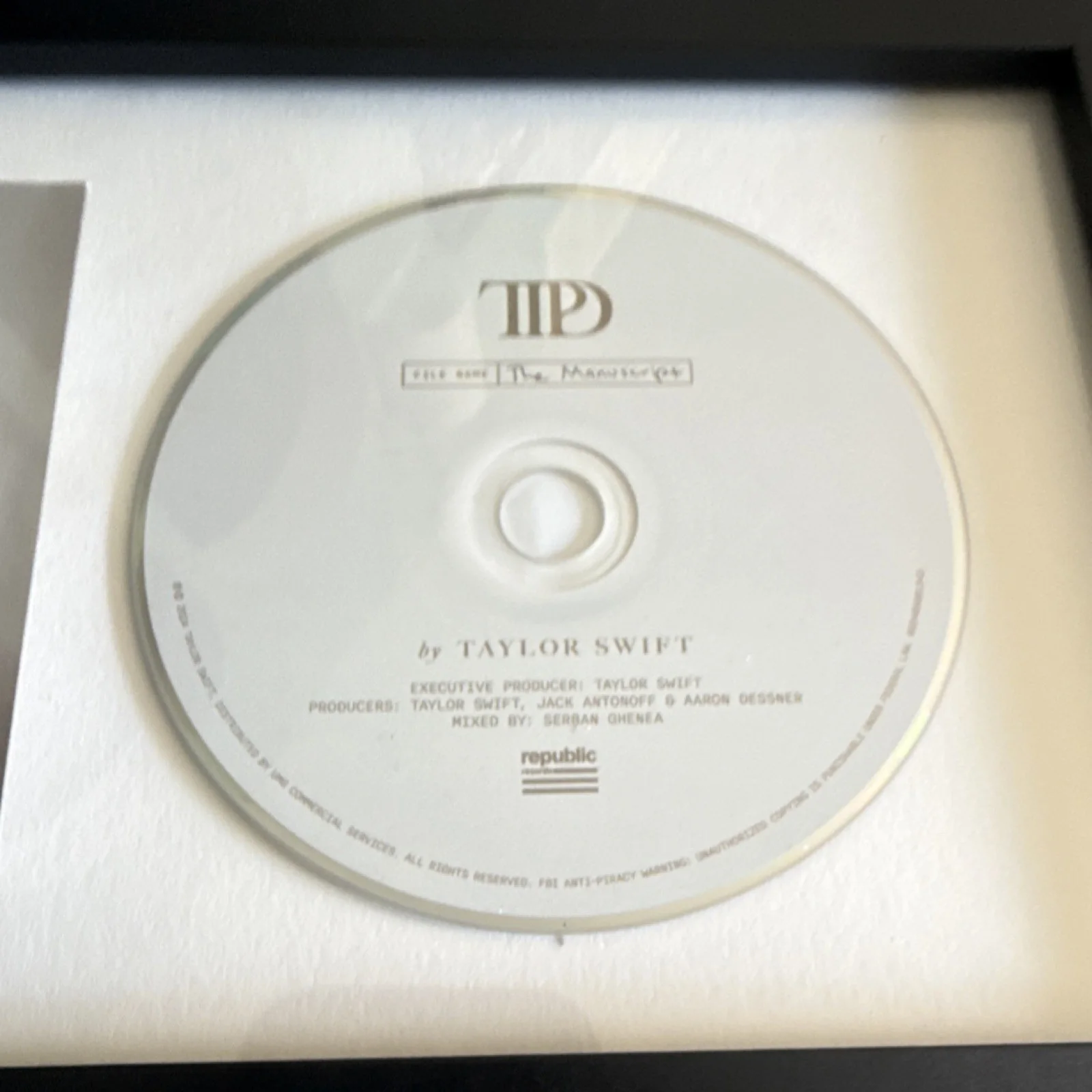 Taylor Swift Signed CD & Booklet PSA/DNA Authenticated Original Music Autograph, image 2