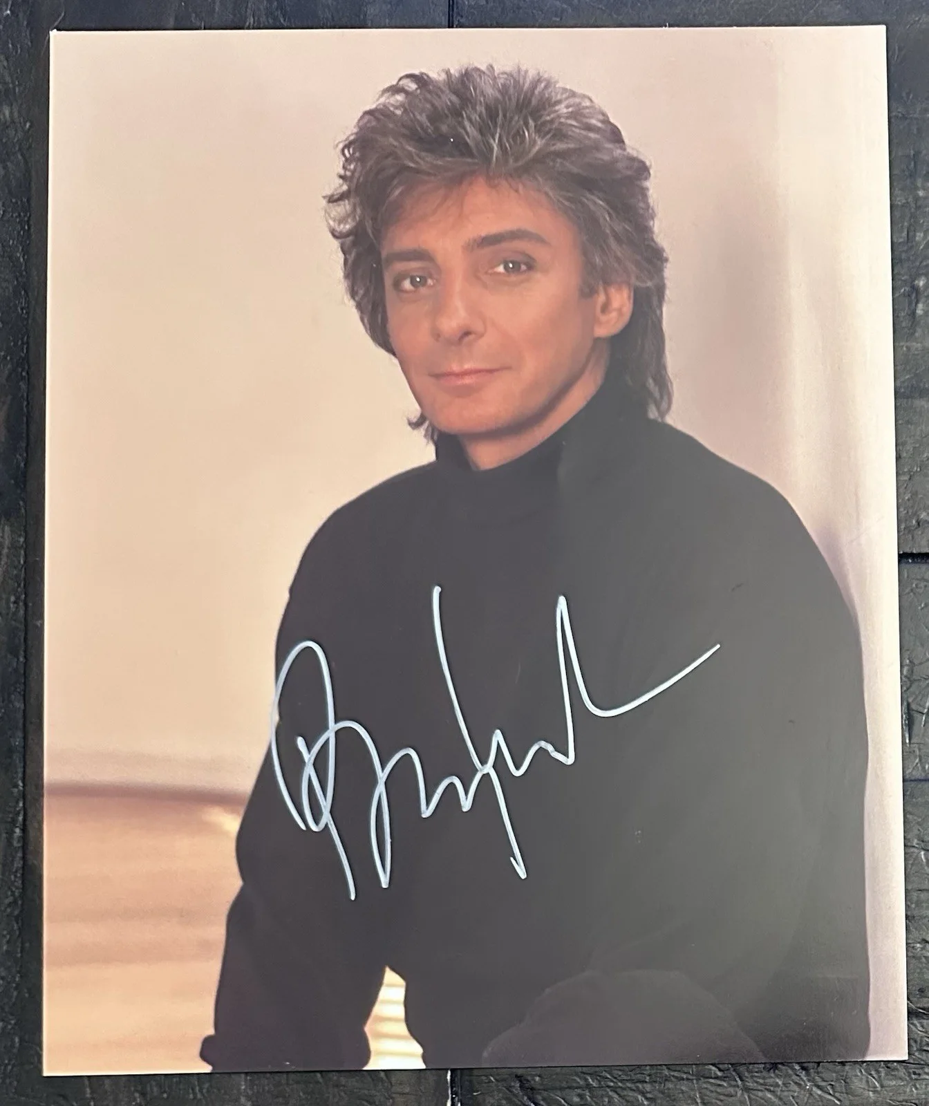 BARRY MANILOW HAND SIGNED 8x10” PHOTO W/COA. GREAT SHAPE! HE WRITES THE SONGS!, image 2