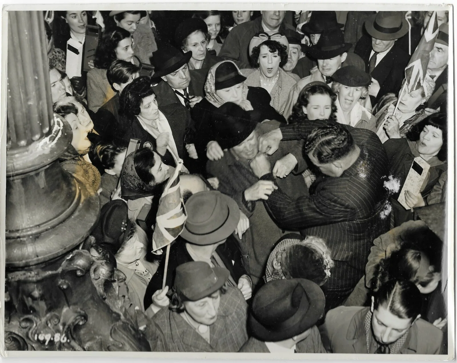 Rank Movie Studio Photo Huggetts Jack Warner Petula Clark Crowd Fight Scene 1948, image 2