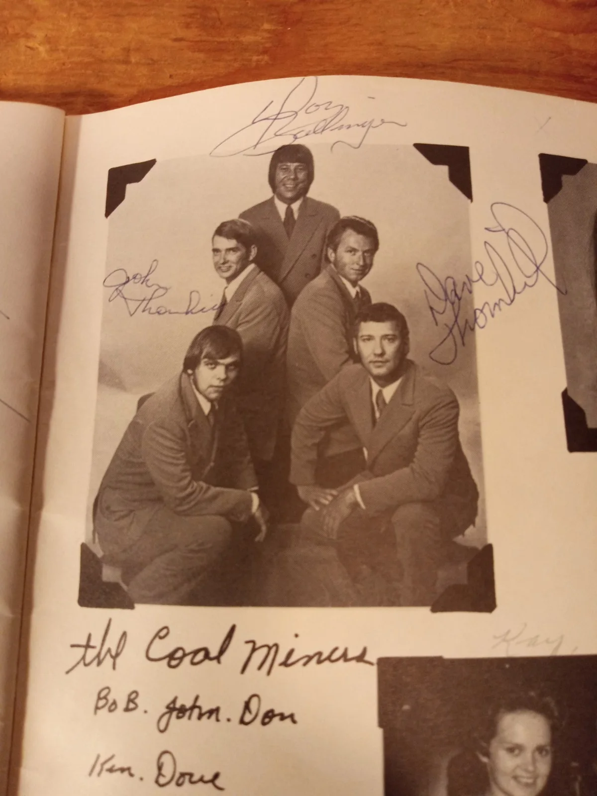 Loretta Lynn Thru The Years "Scrapbook" Hand Signed The Coal Miners Autograph, image 2