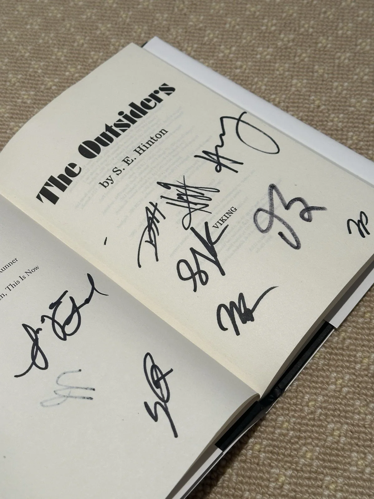 The Outsiders Broadway New 2026 Cast Signed 40th Edition Hardcover Book, изображение 2
