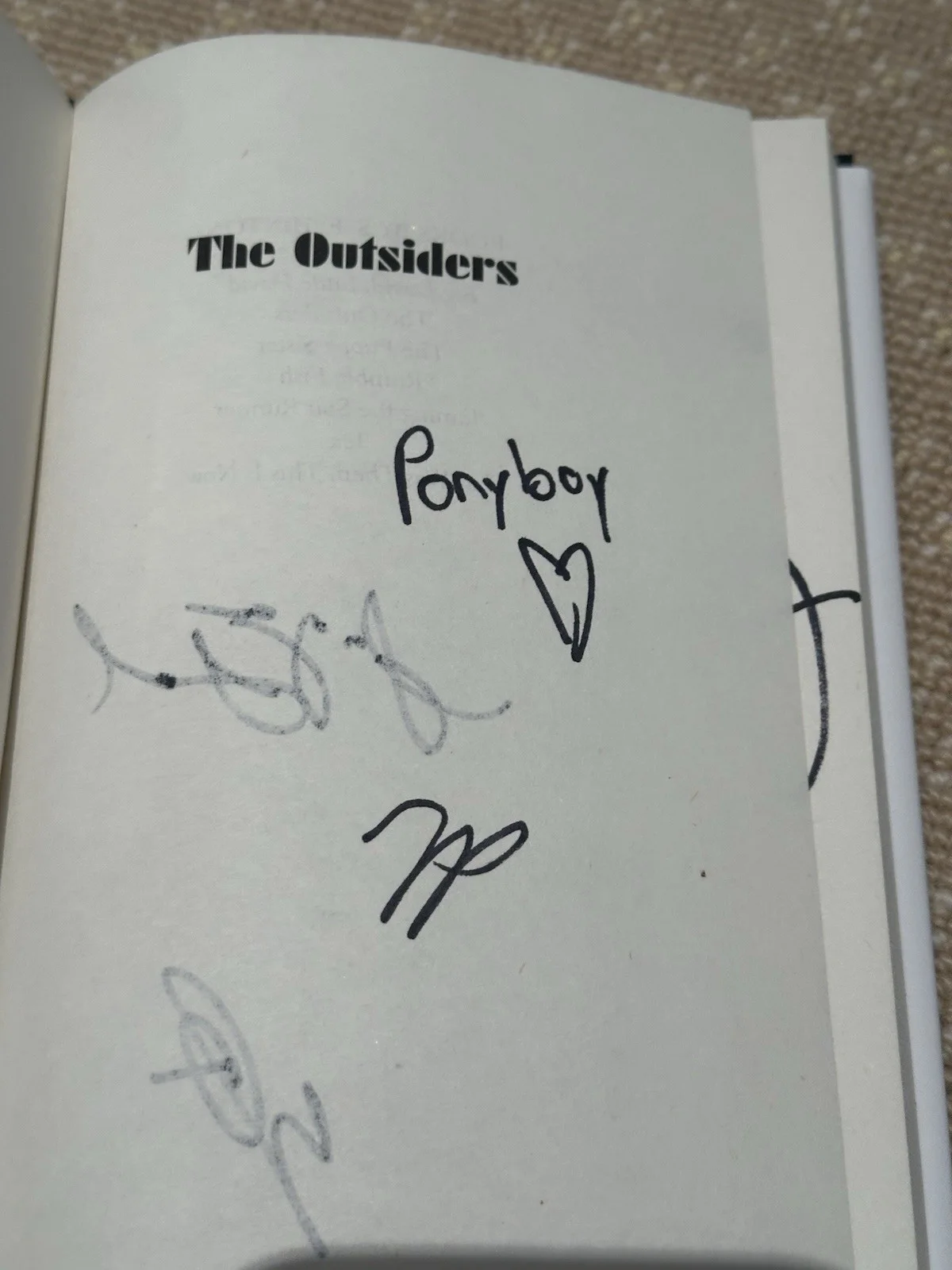 The Outsiders Broadway New 2026 Cast Signed 40th Edition Hardcover Book, изображение 3