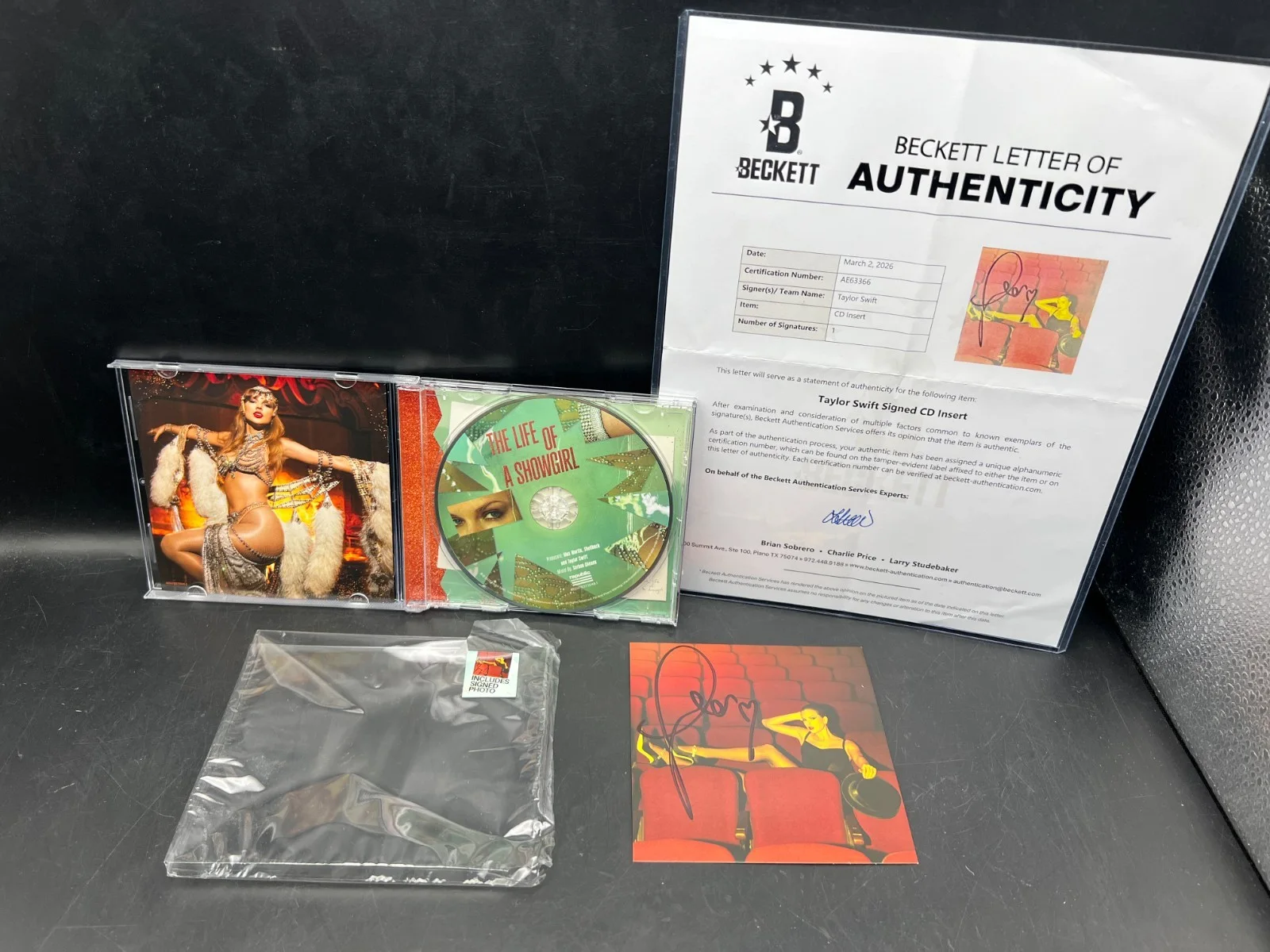 LONG AUTO Taylor Swift Signed The Life of a Showgirl CD Album Photo #4 Beckett, изображение 2