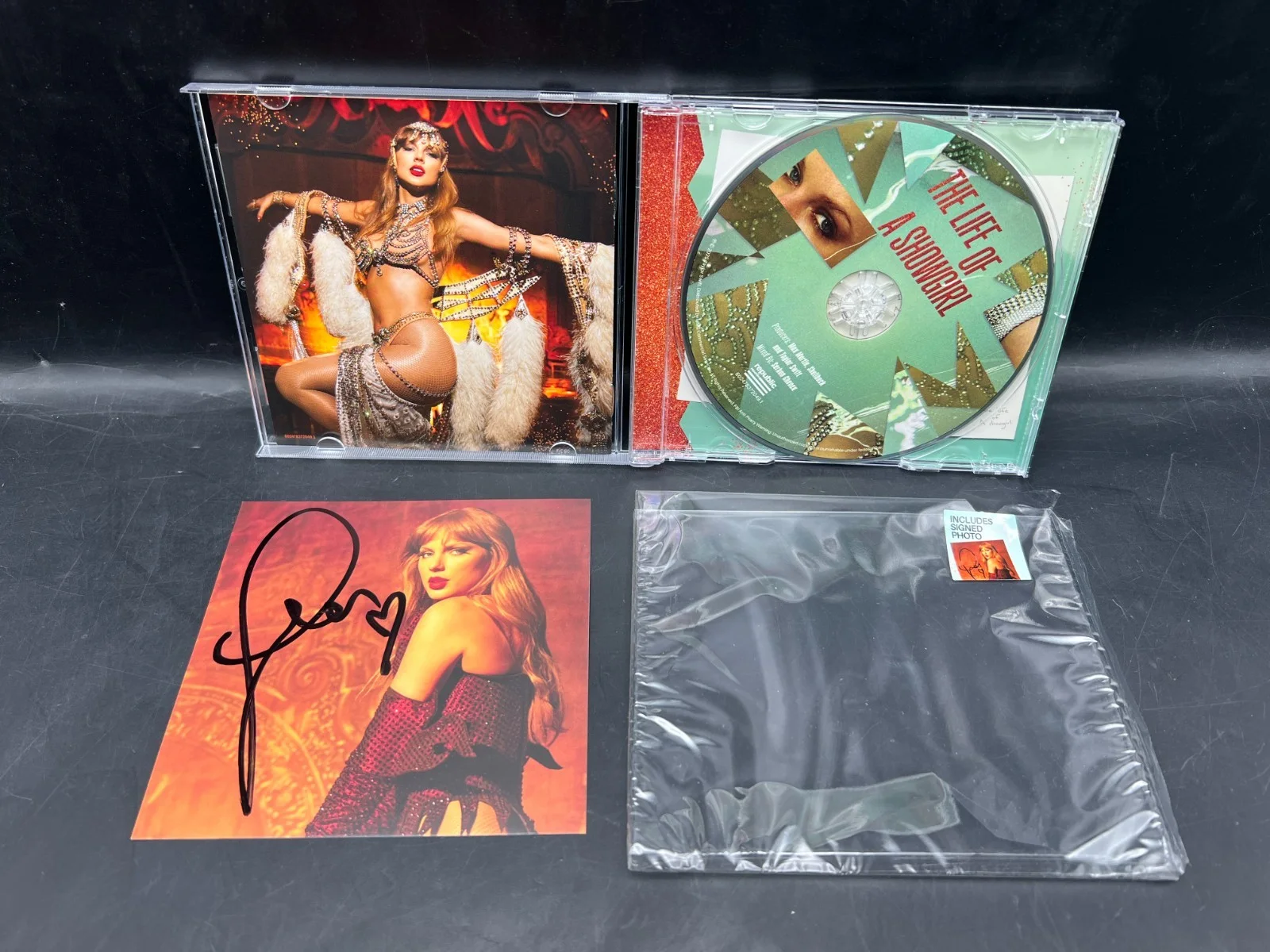 RARE LONG AUTO Taylor Swift Signed The Life of a Showgirl CD Album Photo #3, изображение 4