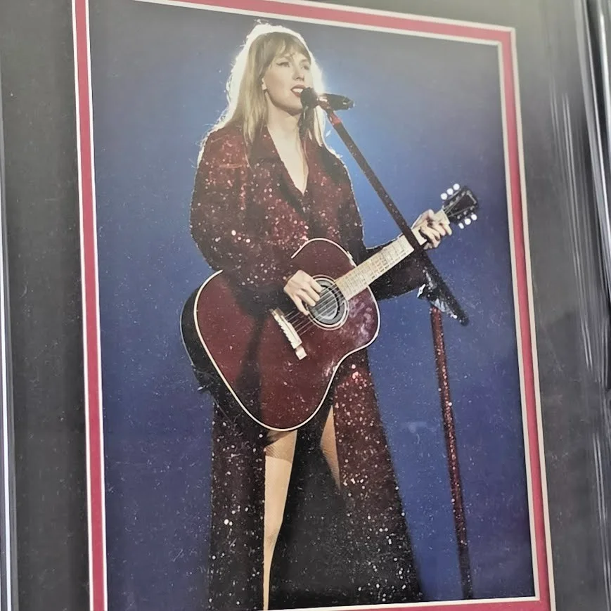 Taylor Swift Signed Autograph Red CD ERAS Showgirl Poet Framed JSA COA, изображение 3