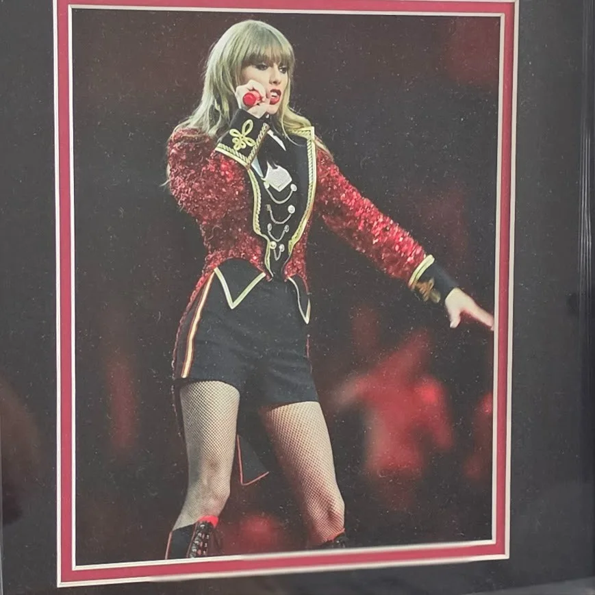 Taylor Swift Signed Autograph Red CD ERAS Showgirl Poet Framed JSA COA, изображение 4