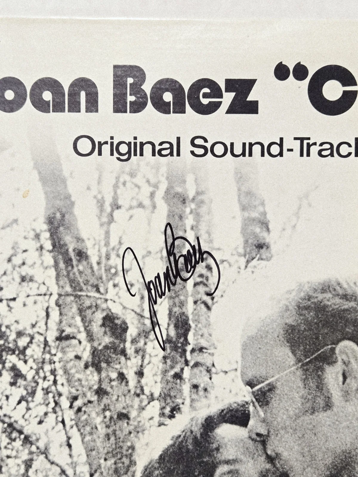 Folk Legend JOAN BAEZ Signed "CARRY IT ON" Original Soundtrack Album (VSD-79313), image 2