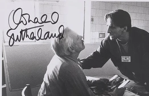 DONALD SUTTERLAND — DONALD SUTHERLAND - PUBLICITY PHOTOGRAPH SIGNED, image 2